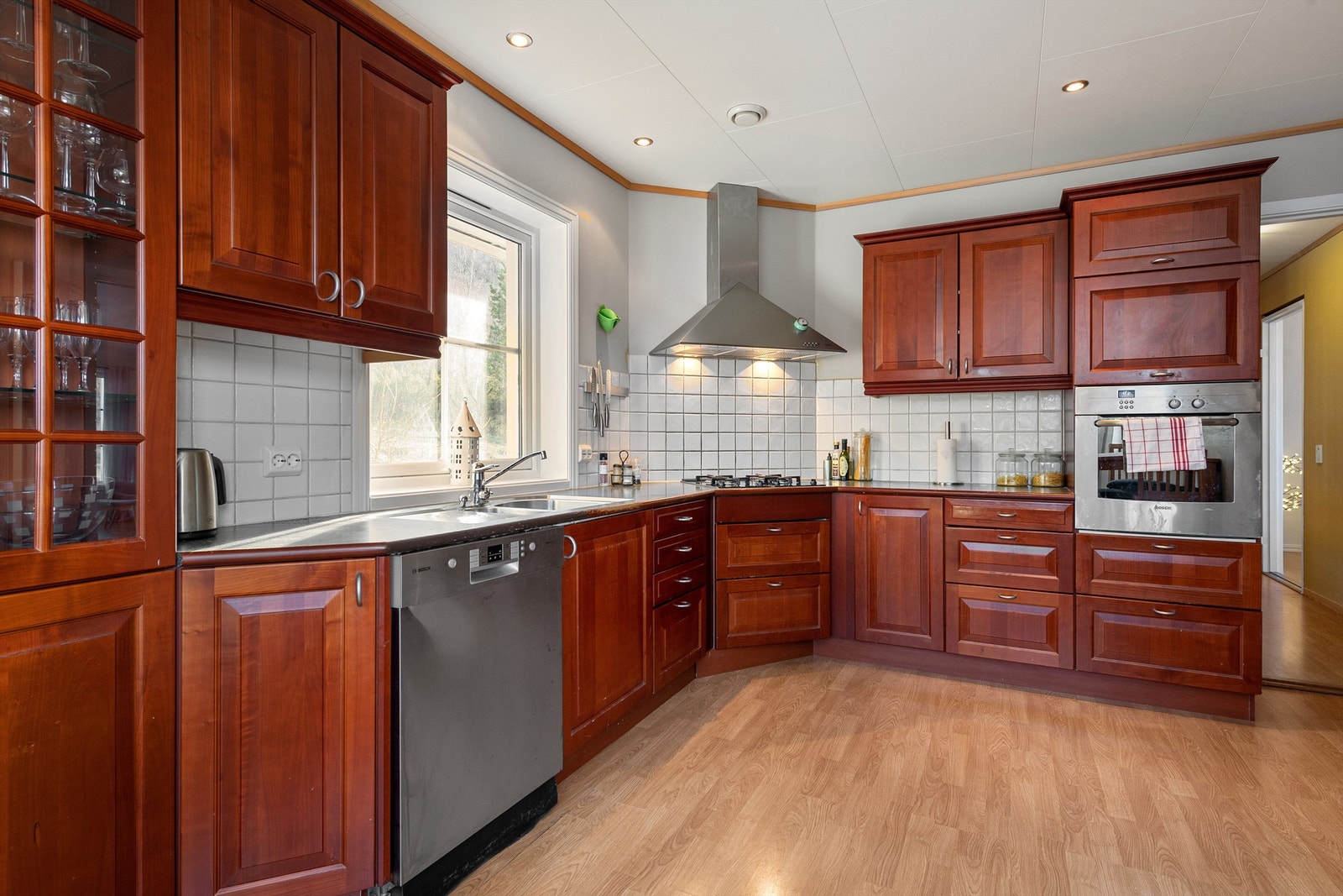 Kjøkkenet har fliser mellom benk og overskap, laminat benkeplate
med nedfelt 1-1/2 oppvaskkum. Det er kjøkkenventilator med avtrekk ut. Galleribilde