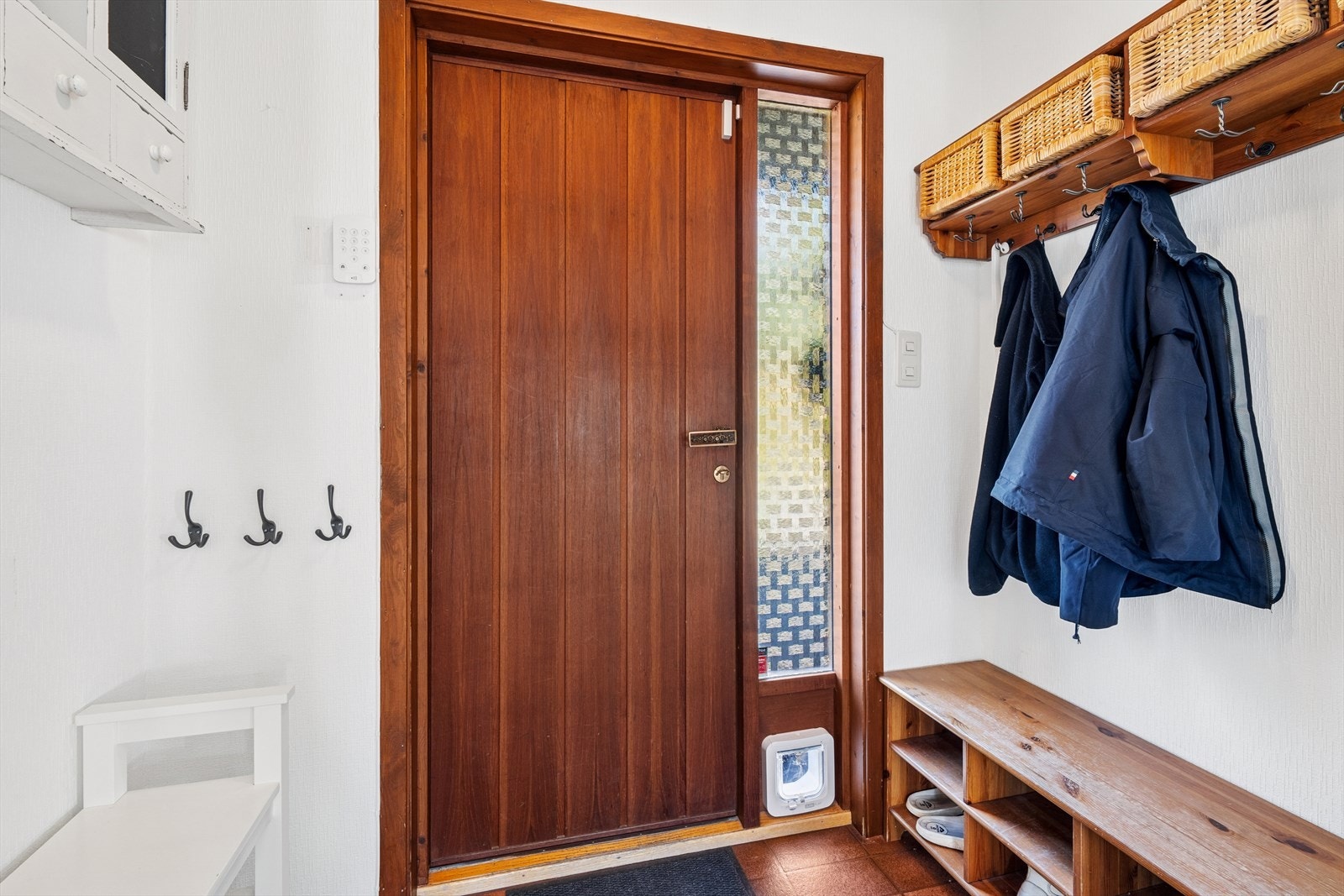 Inngangsparti med plass til å henge fra seg ytterklær og skotøy Galleribilde