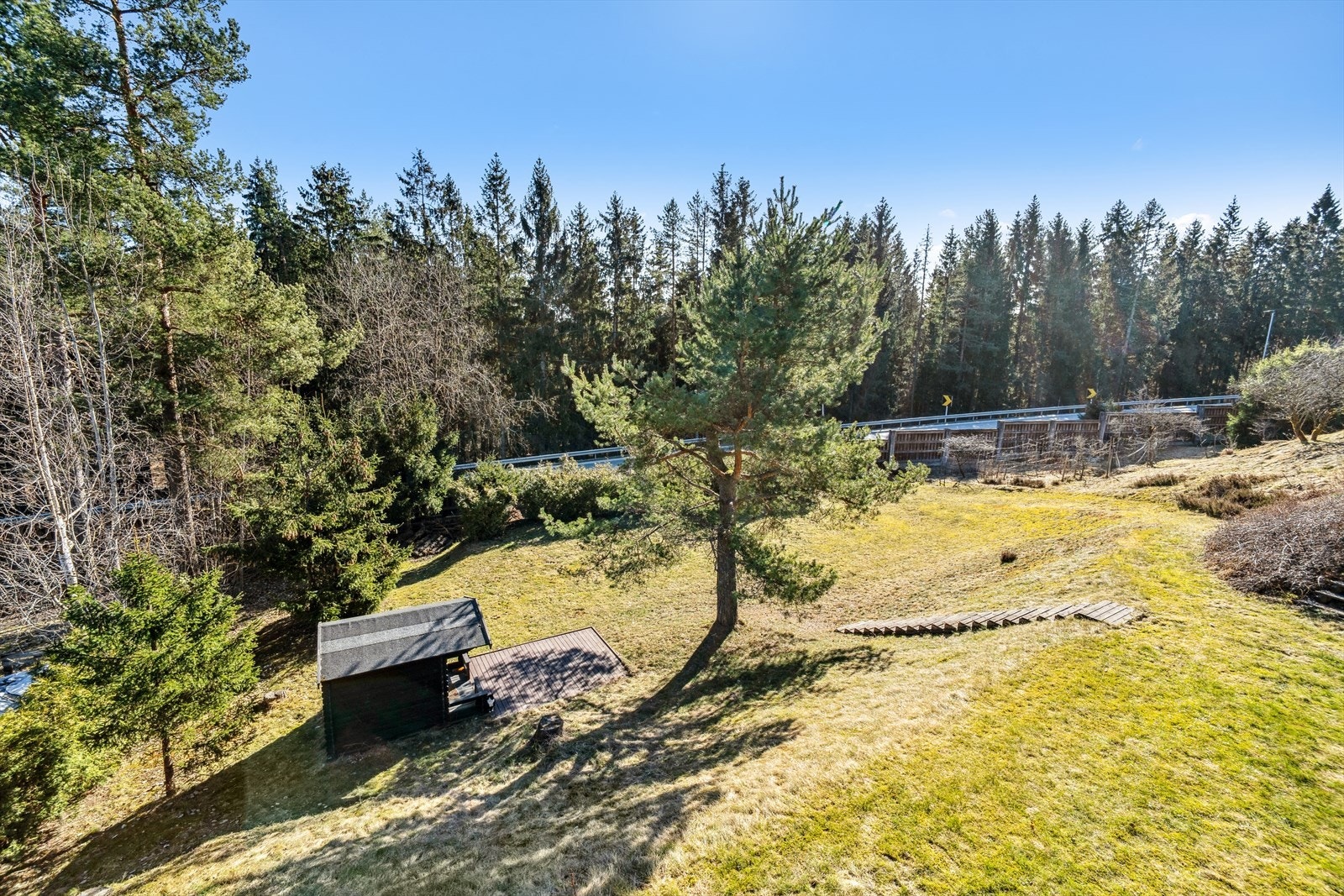 Større hage bak huset. god plass til lek og moro for barna! Galleribilde