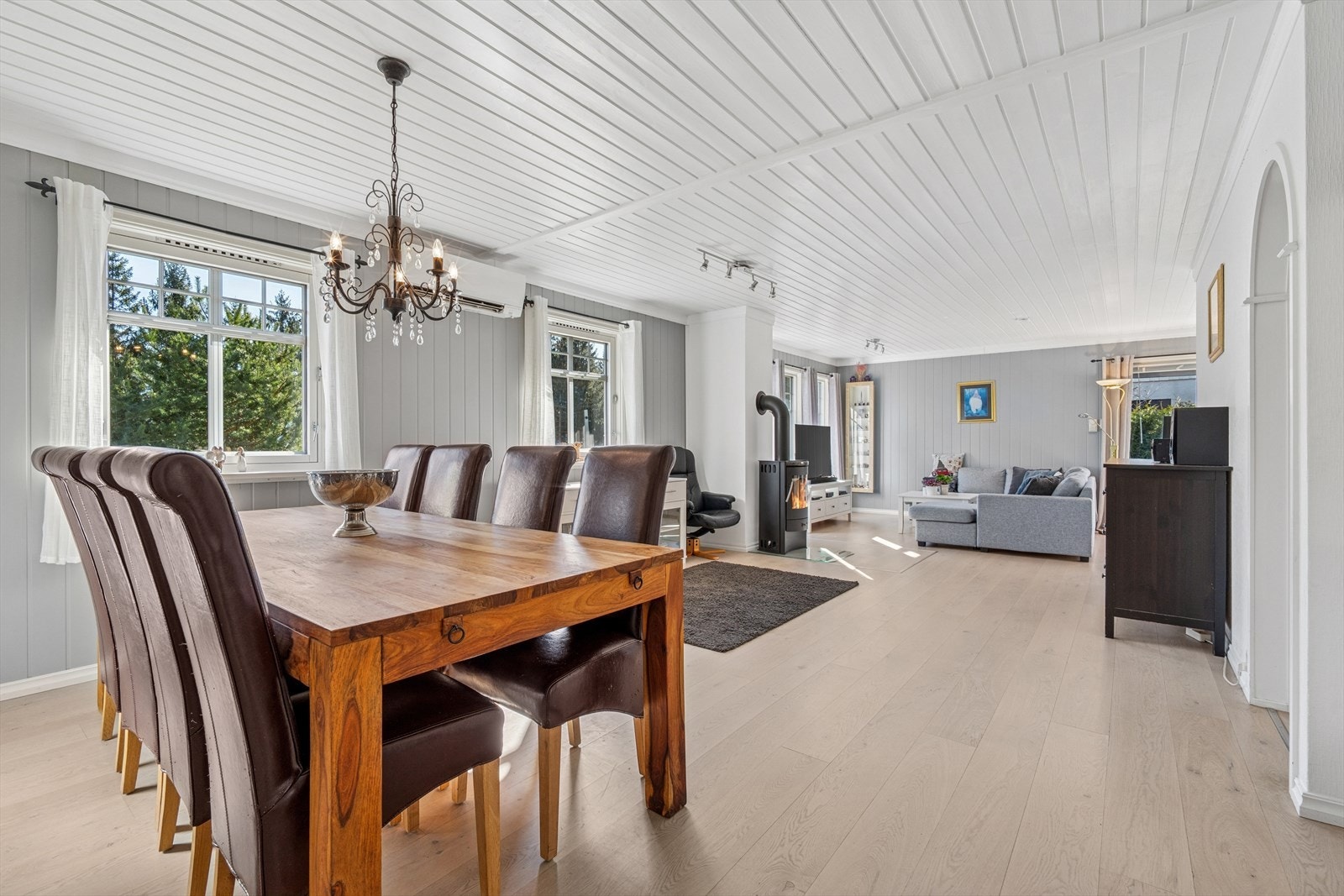 Fra inngangspartiet kommer du rett inn til en større kombinert stue/spisestue/kjøkken. Galleribilde