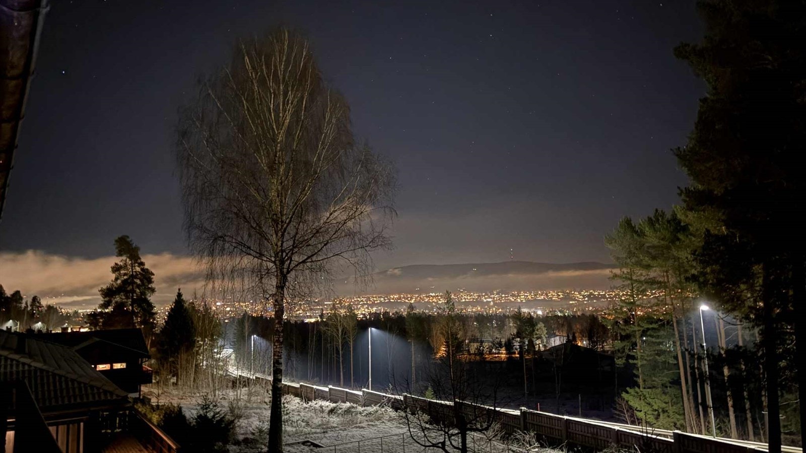 Utsikt fra boligen ut mot skien by. Stemningsbilde fra selgeren Galleribilde
