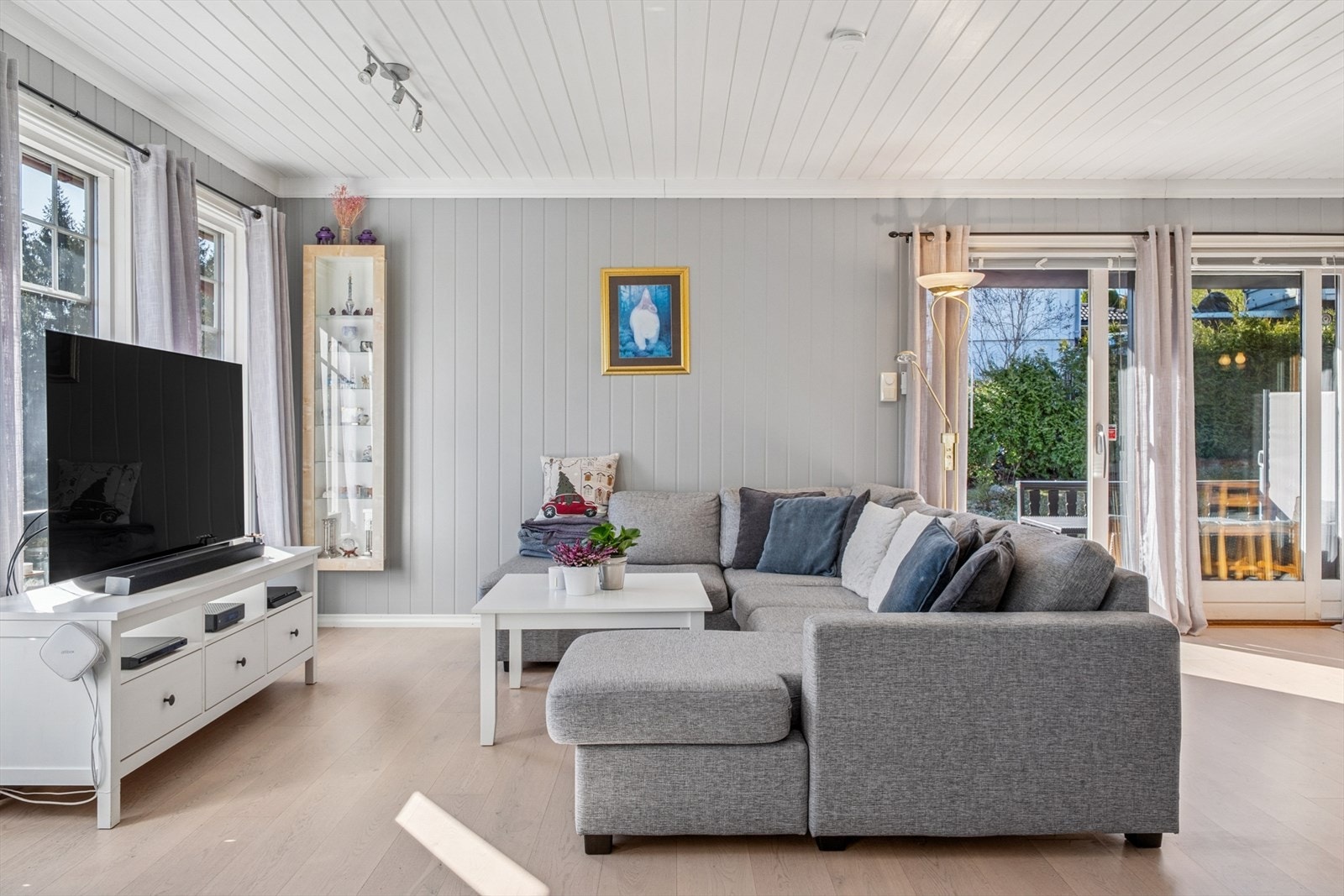 God plass til ulike sofagrupper og spisebord med tilhørende møblement. Fra stuedel er det skyvedør ut til terrassen. Galleribilde