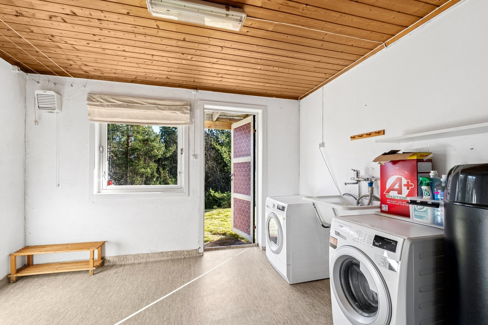 Vaskerom med lettvint utgang til hage. Galleribilde