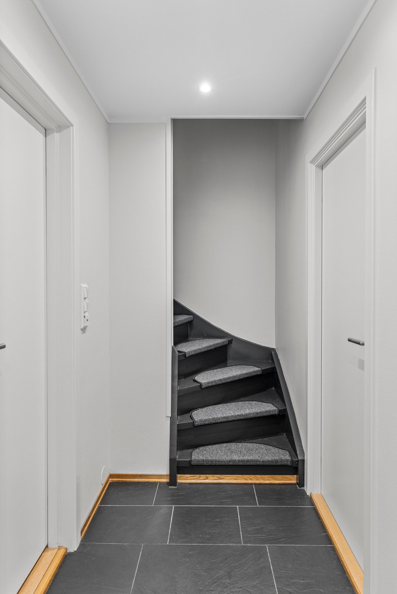 Trappen ned til underetasjen gir et stilrent uttrykk Galleribilde