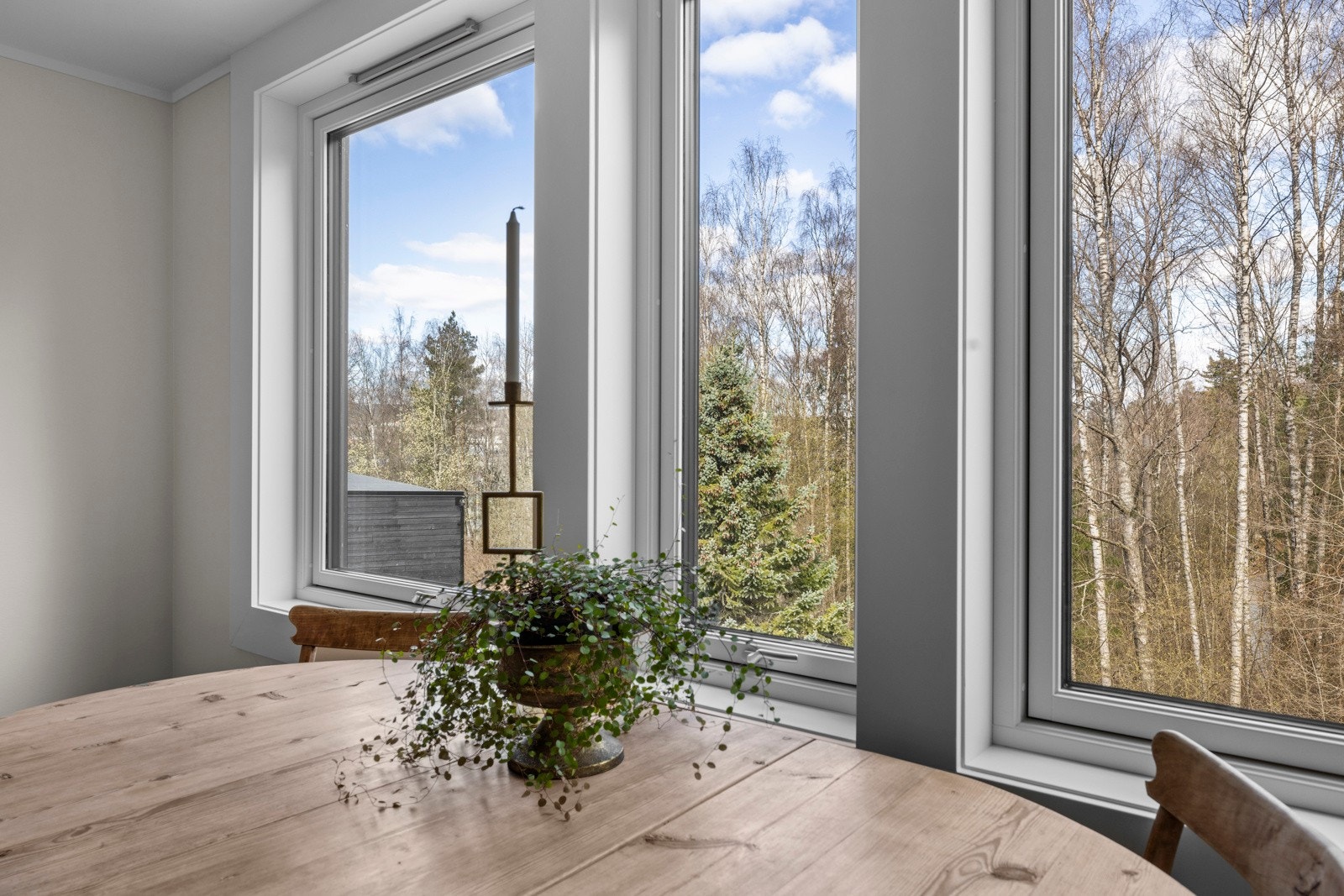 Fra stuebordet er det store vinduer som gir en lun og koselig stemning Galleribilde