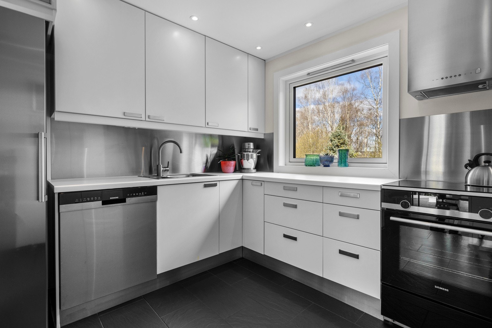 Kjøkkenet er innbydende og funksjonelt, med en innredning som gir god plassutnyttelse Galleribilde