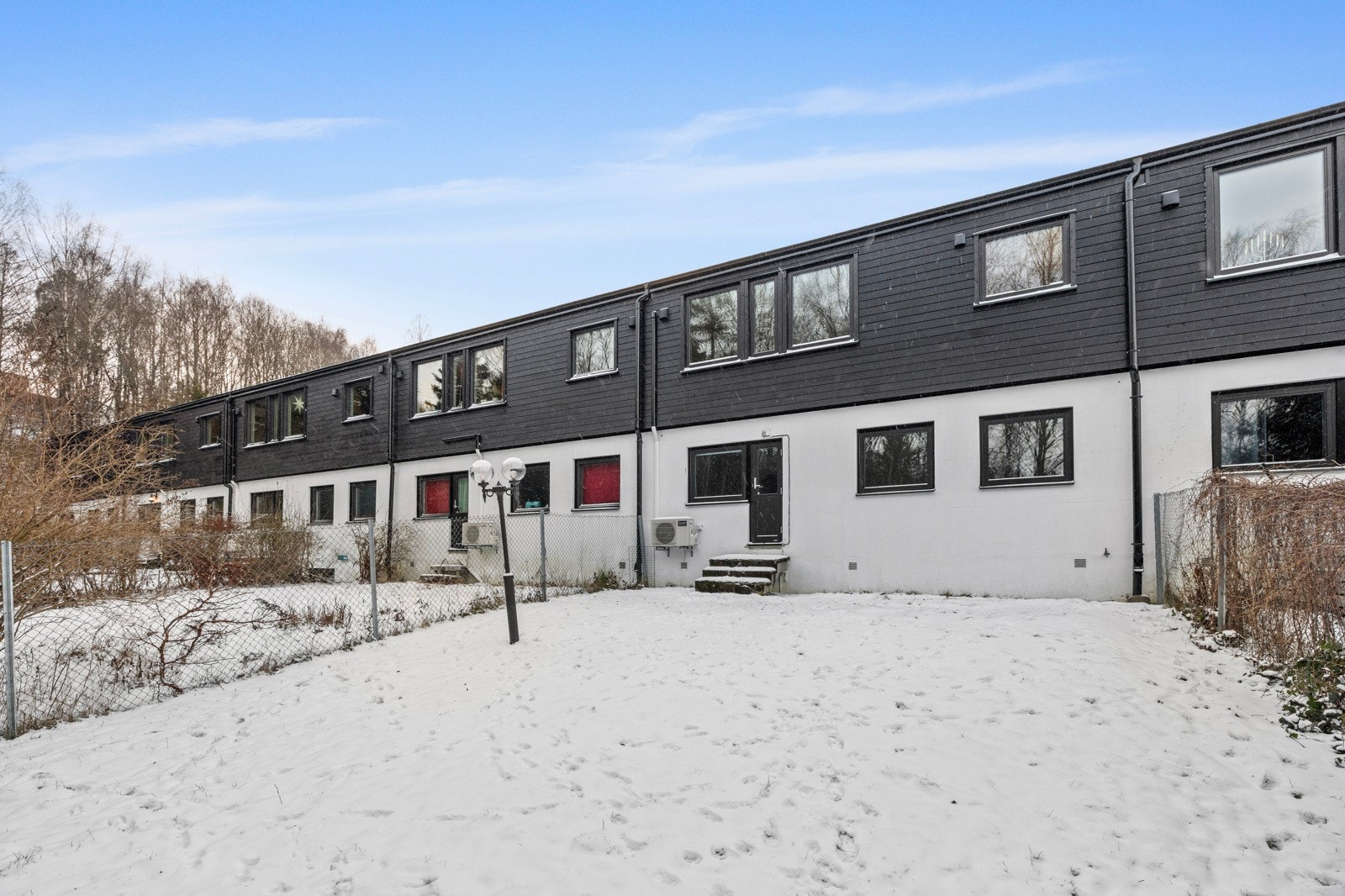 Bak huset finner vi også en koselig liten hage Galleribilde