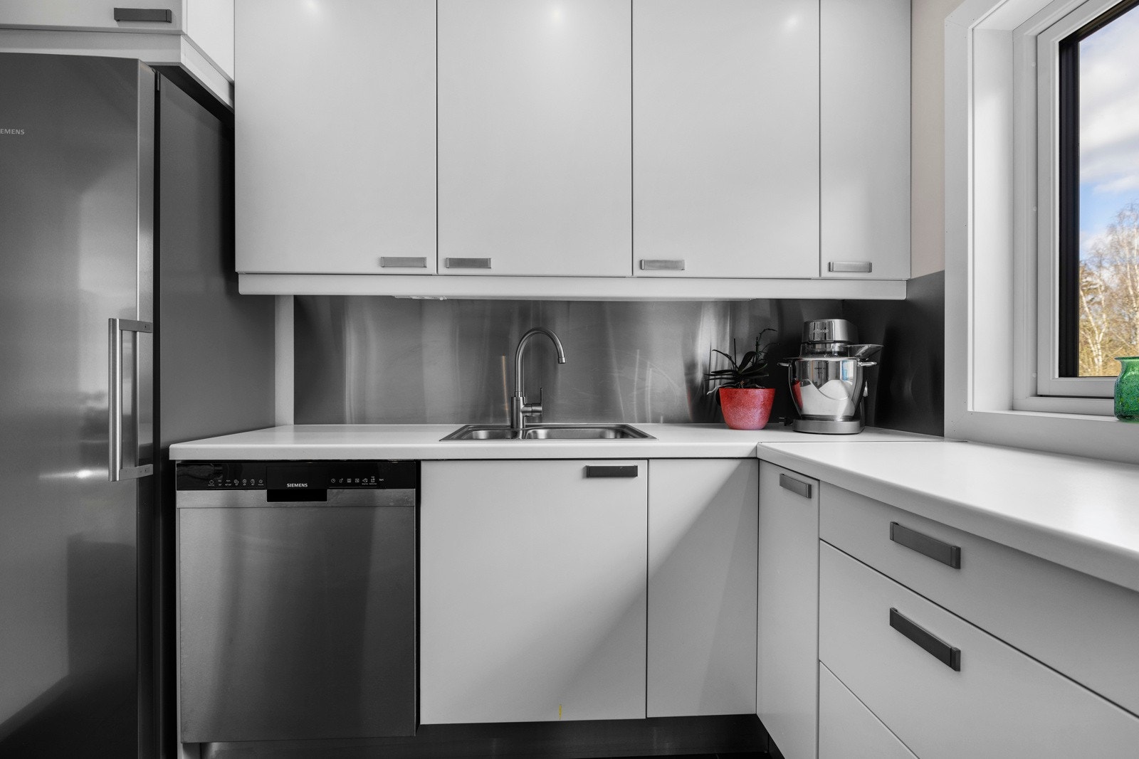 Kjøkkenet er utstyrt med komfyr, oppvaskmaskin og kjøl/frys, alt du trenger for å lage gode måltider Galleribilde