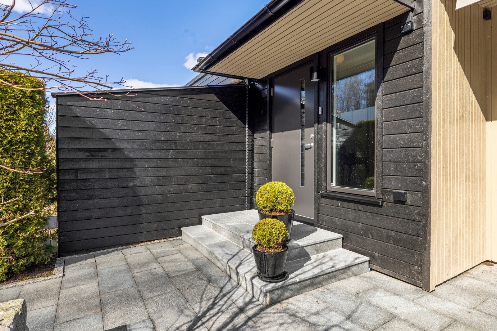 Det gir et ekstra lyst og varmt inntrykk da man kommer hjem med sollyset Galleribilde