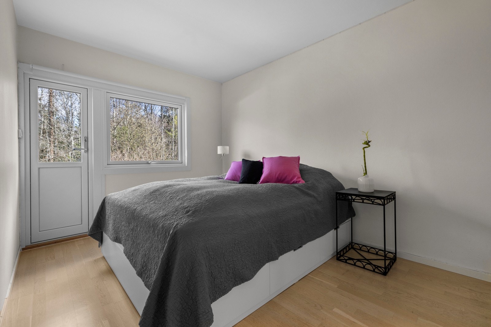 Hovedsoverommet i underetasjen har et lyst og trivelig preg, med parkettgulv som gir en varm atmosfære Galleribilde