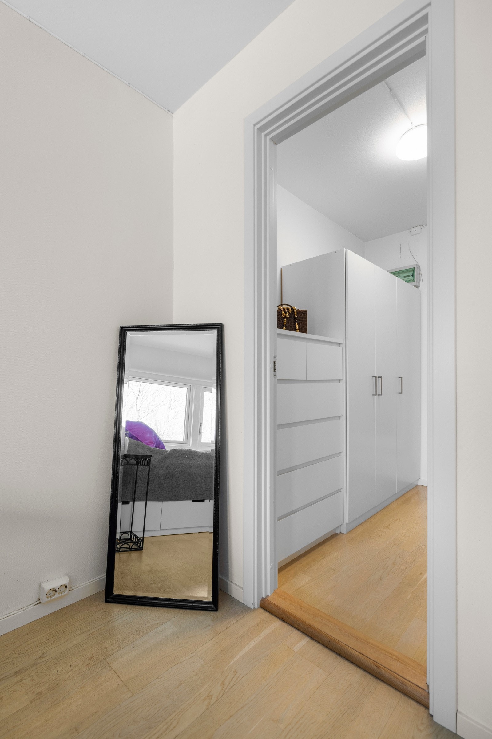 Bod/walk-in closet i tilknytning til et av soverommene Galleribilde