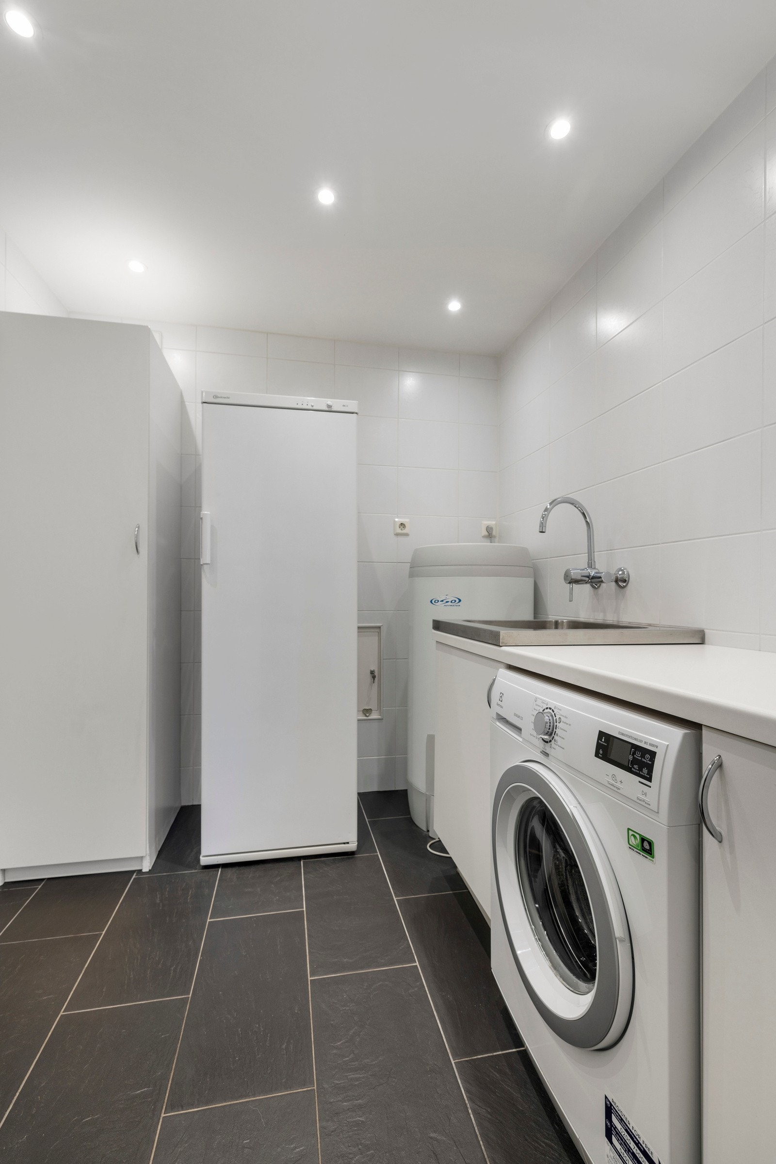 Med tanke på lagring gir rommet mulighet for å sette inn skap eller hyller etter behov, samt en praktisk arbeidsbenk Galleribilde