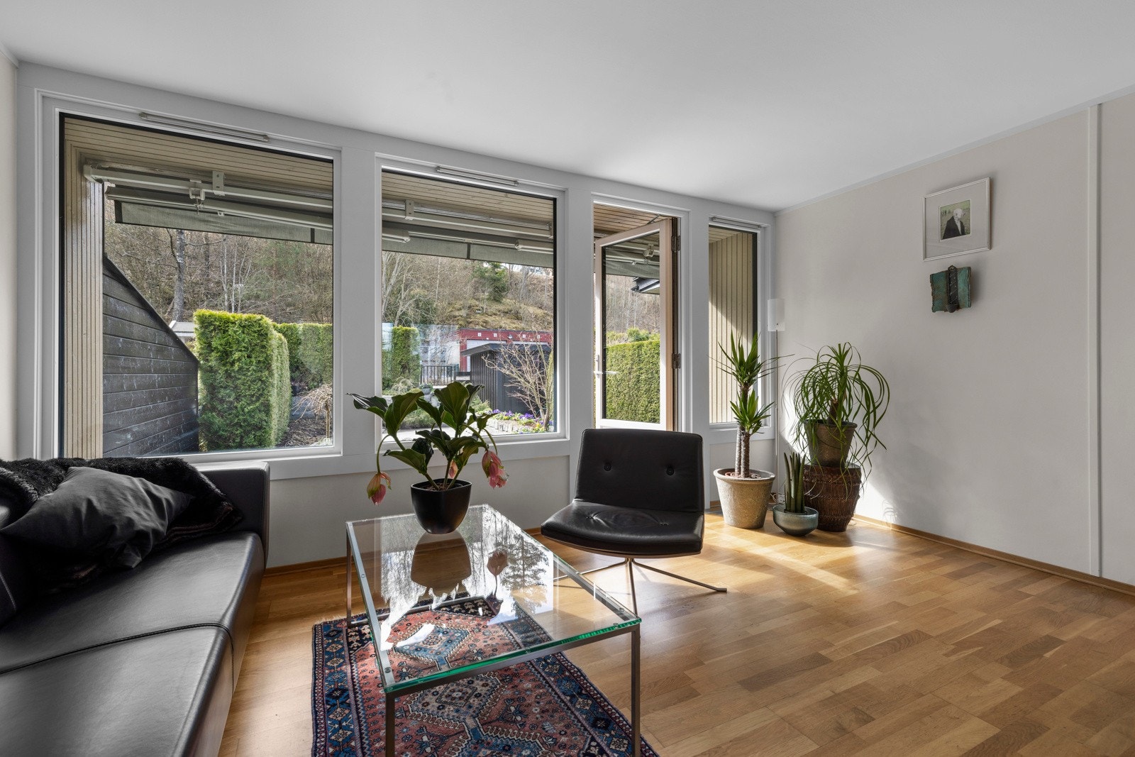 Stuen har store vinduer, som slipper inn rikelig med naturlig lys, samt utgang til gårdsplassen via balkongdøren Galleribilde