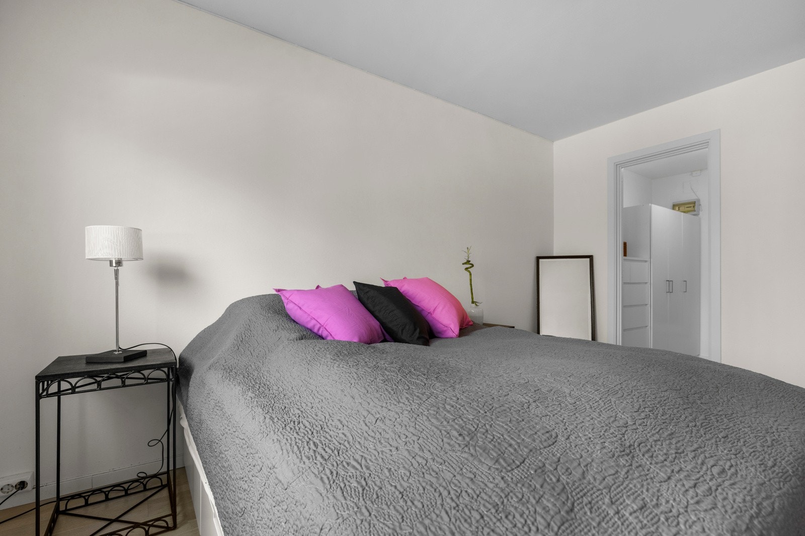 Her er det god plass til en komfortabel seng og møblement etter eget ønske Galleribilde