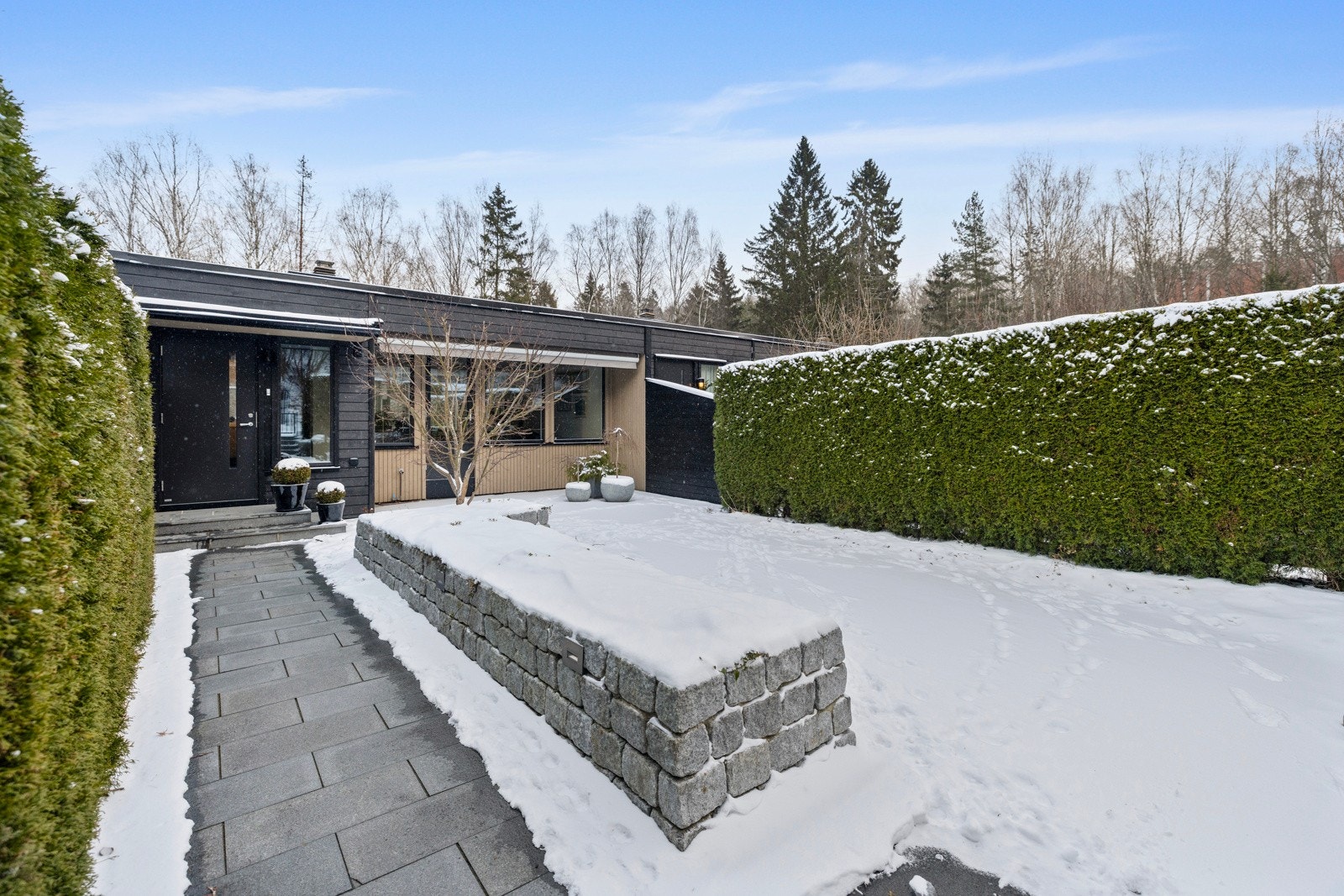 Boligen har god plass med en liten hage ved inngangspartiet Galleribilde