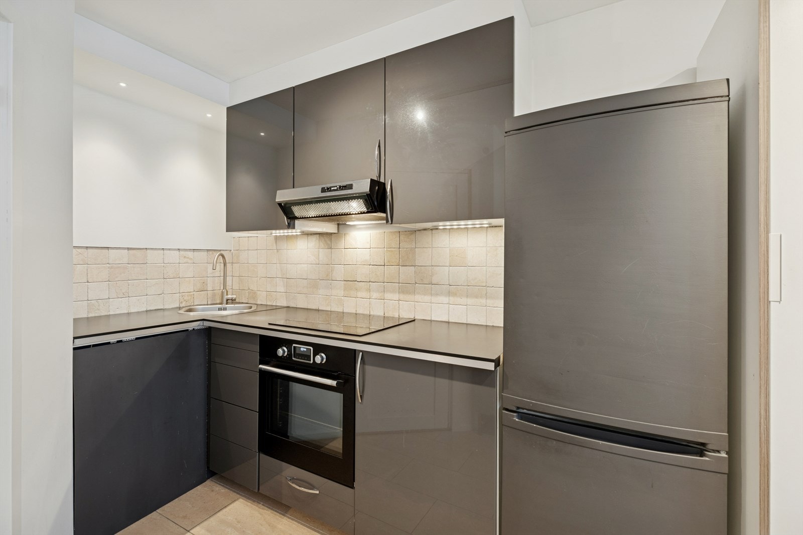 Kjøkkenet er utstyrt med integrert stekeovn og platetopp, og frittstående kjøleskap. Galleribilde