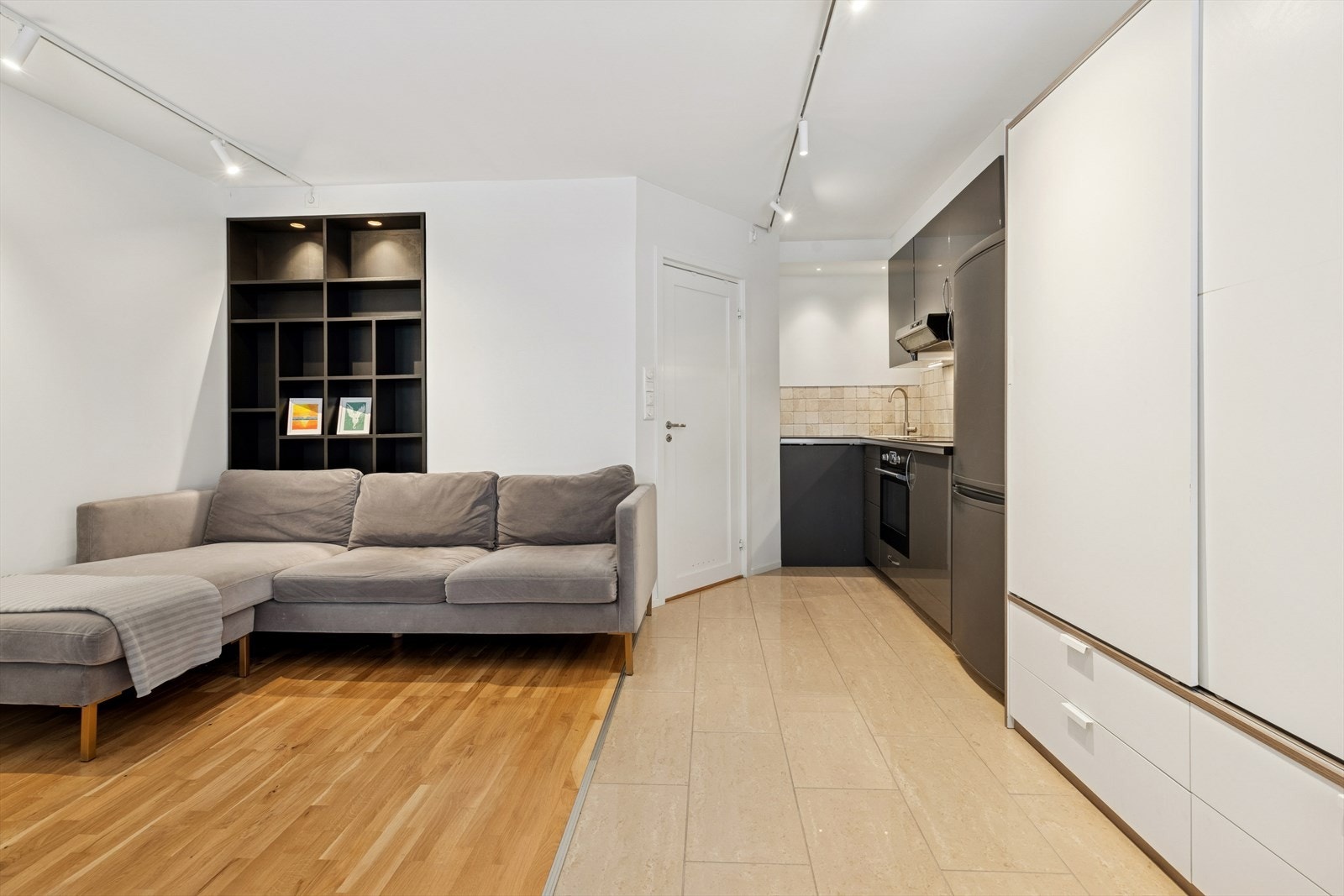 Praktisk planløsning som inneholder stue/kjøkken i åpen løsning, alkove og bad. Galleribilde