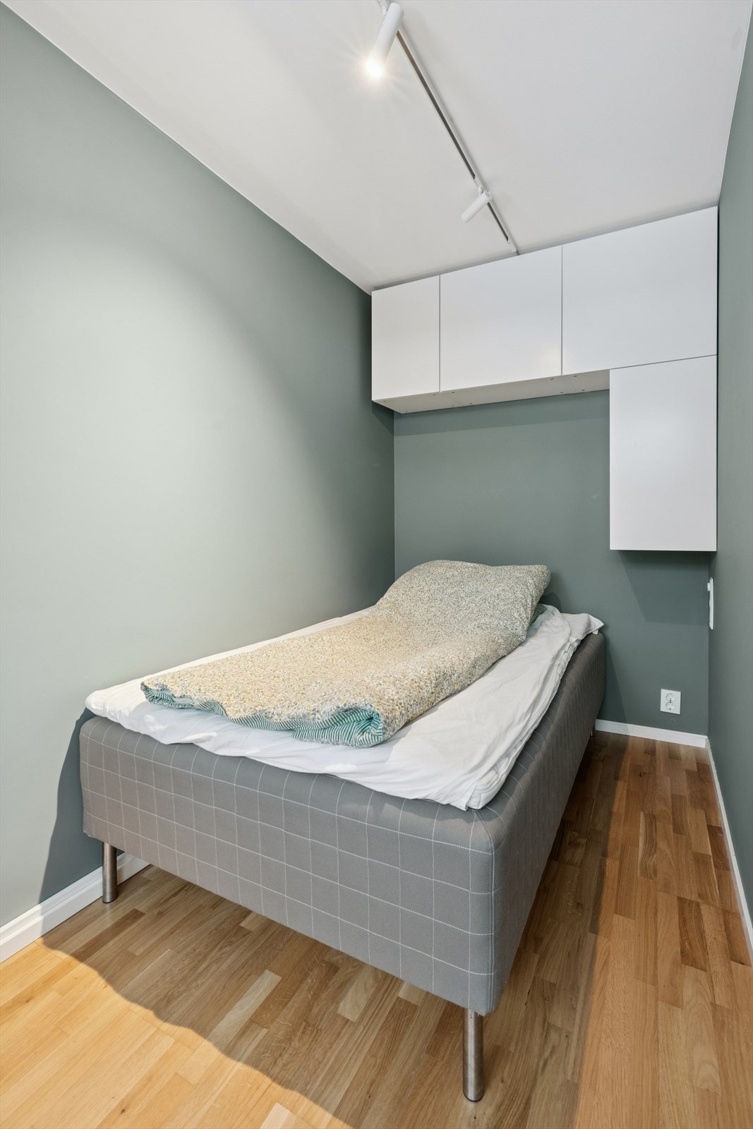 Alkoven er innredet med praktisk oppbevaringsløsning. Galleribilde