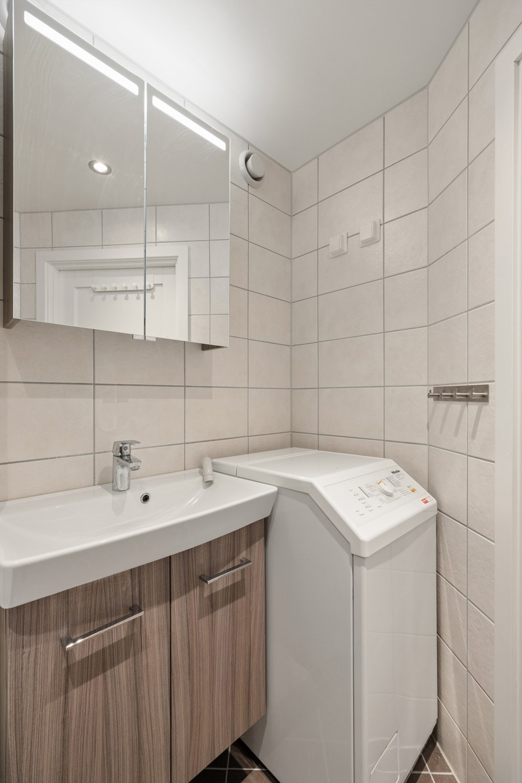 Baderommet har opplegg for vaskemaskin. Galleribilde