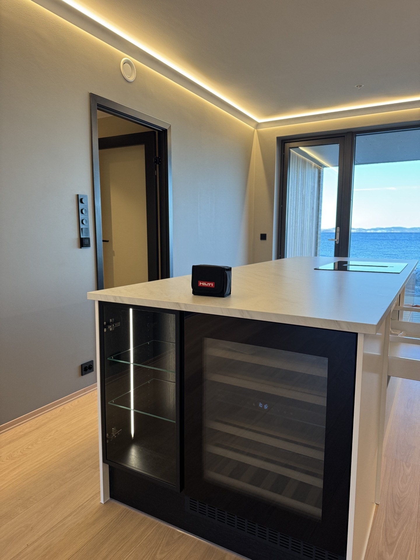 Kjøkken med vinskap Galleribilde