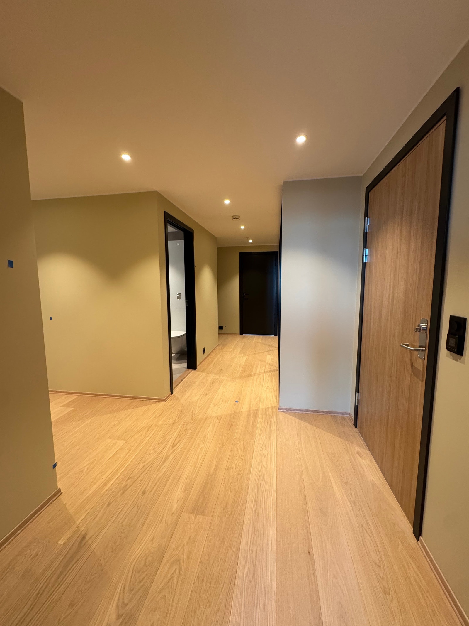 Entre/gang med stort garderobeskap Galleribilde