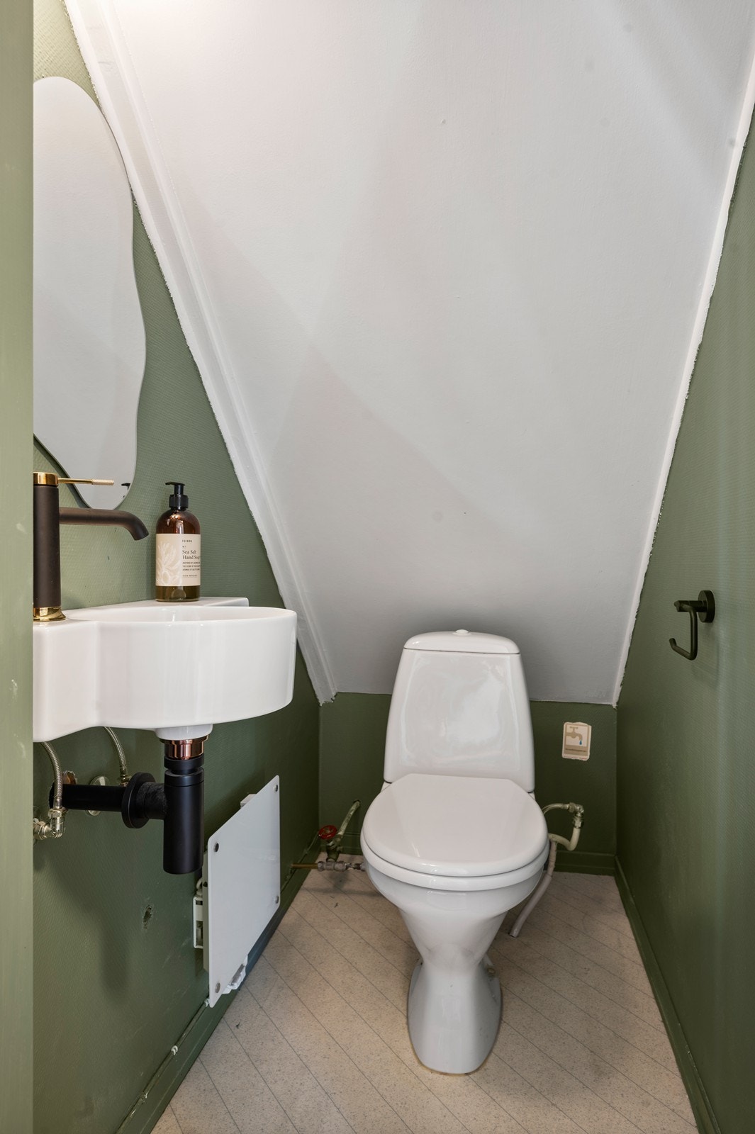 Praktisk toalettrom i første etasje som utnytter plassen under trappen. Galleribilde