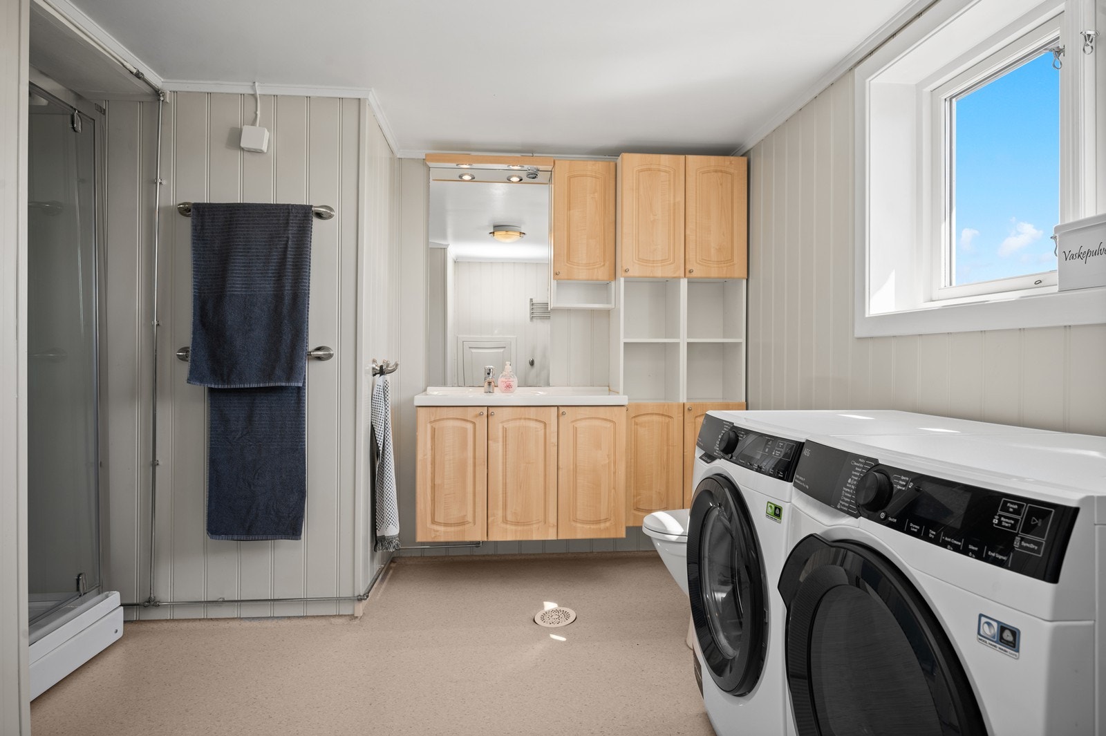 Romslig, kombinert bad og vaskerom i andre etasje med dusjkabinett og toalett. Galleribilde