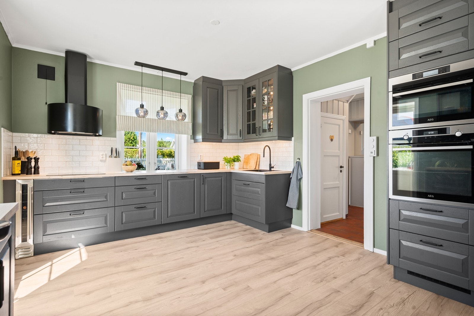 Moderne og funksjonelt kjøkken med ny Norema-innredning i heltre fra 2022. Galleribilde