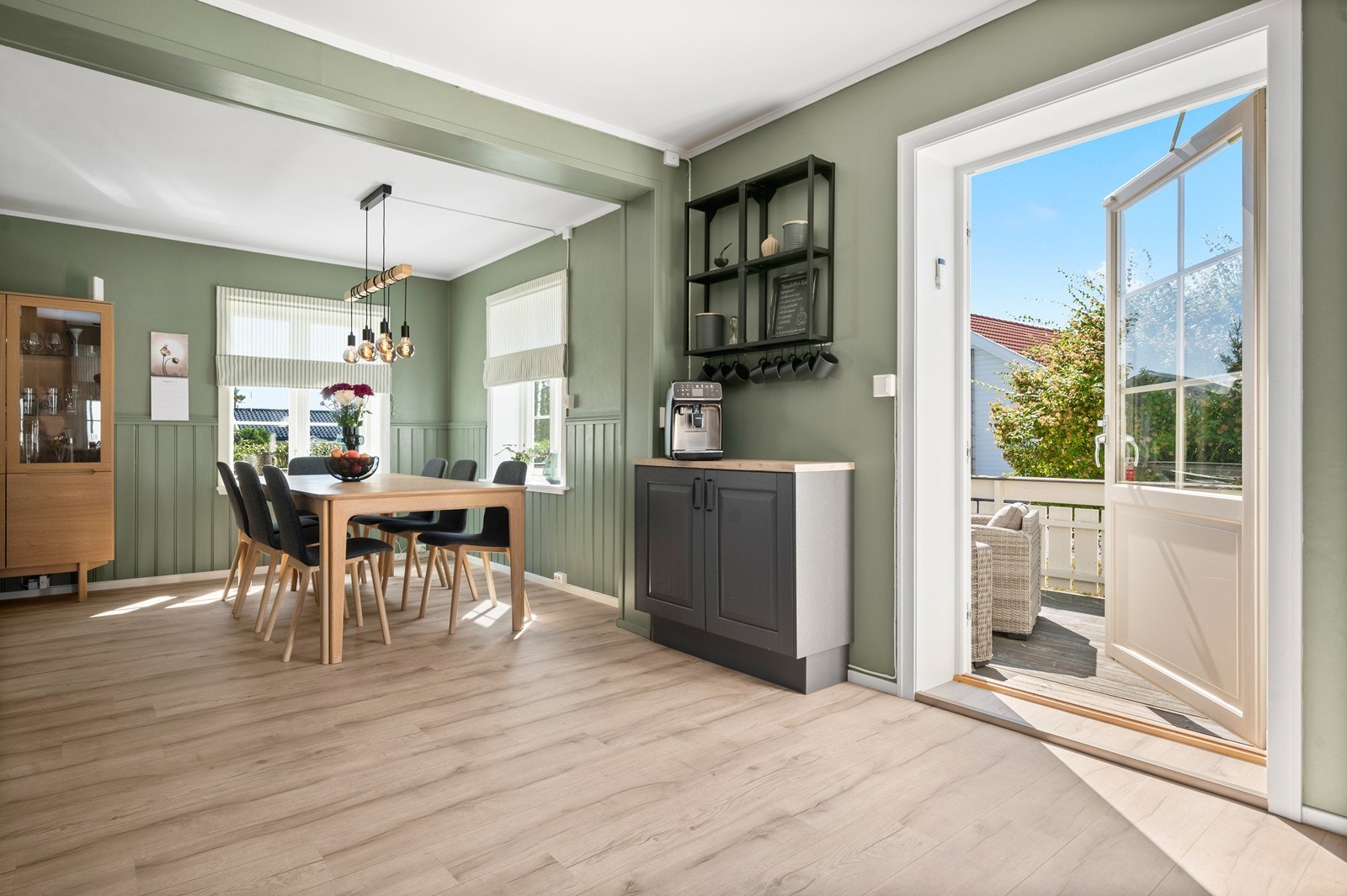 Kjøkkenet er utvidet og har god plass til spisebord. Flott med lysinnslipp der vinduer vender mot øst, syd og vest. Galleribilde