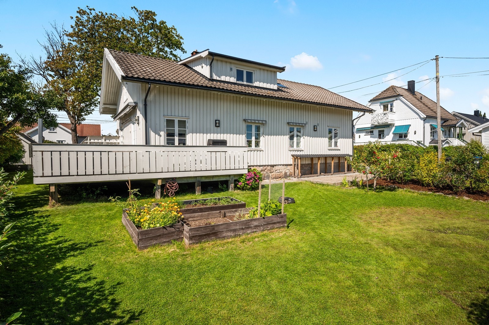 Eiendommen har en tilnærmet flat og pent opparbeidet hage. Perfekt for den som vil dyrke grønnsaker til familien. Galleribilde