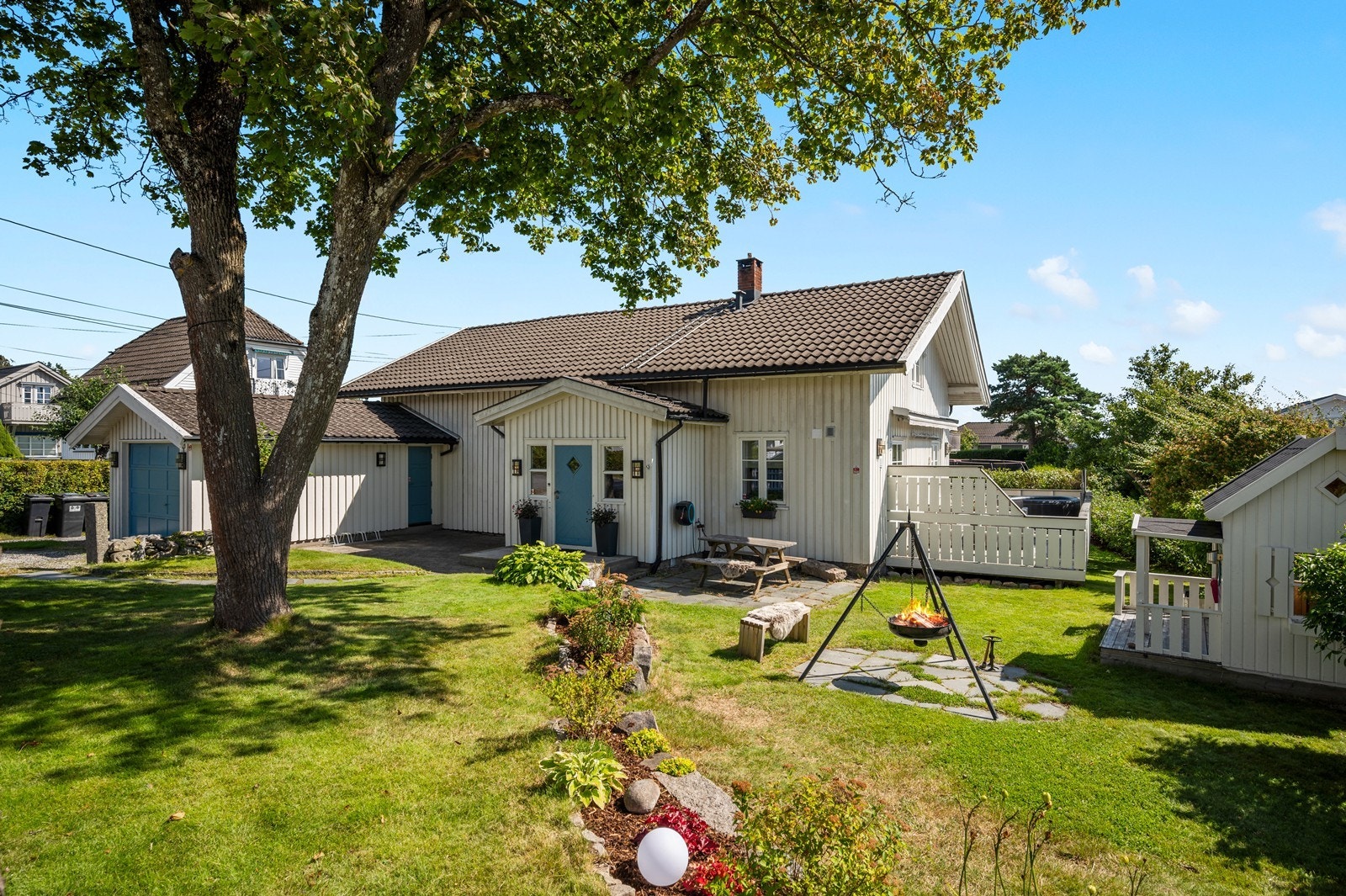 Koselig enebolig med fine uteområder. Galleribilde