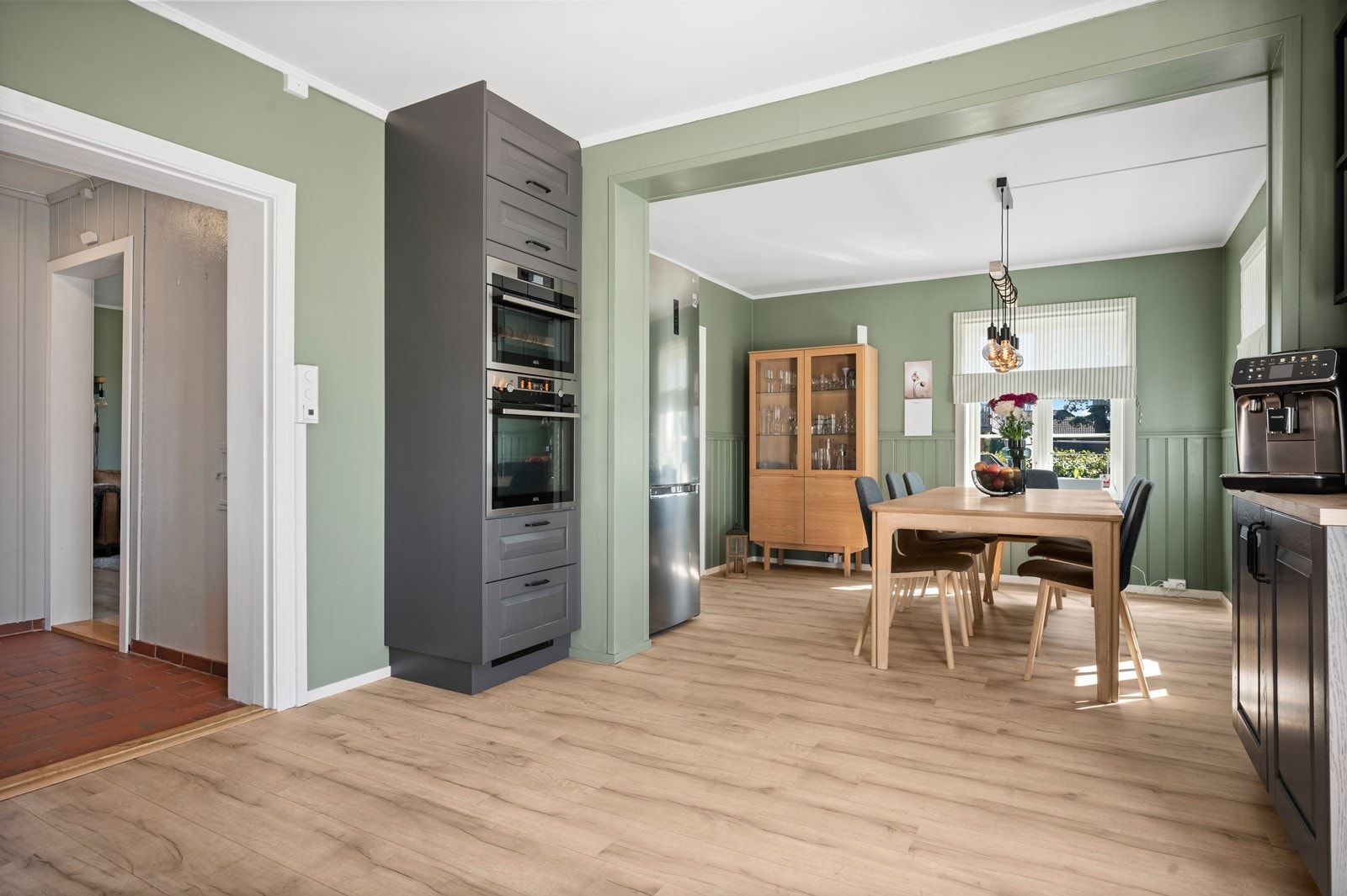 Kjøkkenet er utstyrt med integrerte hvitevarer, inkludert vinskap, stekeovn og kombiovn. Galleribilde