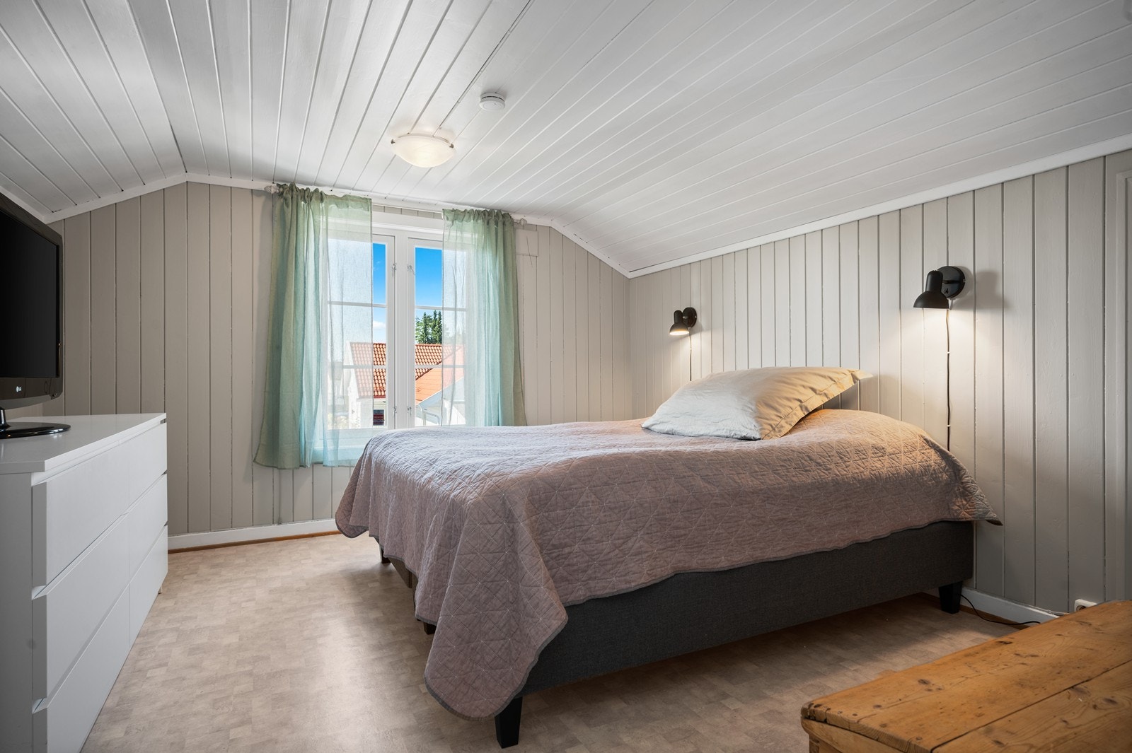 Det største soverommet i 2. etasje har panel på vegger og med god plass. Galleribilde