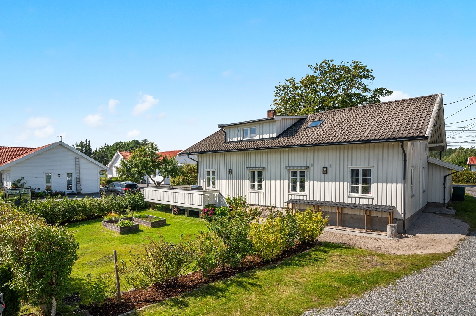 Deler av hagen ligger tilbaketrukket fra veien og er skjermet mot naboer med hekk. Galleribilde