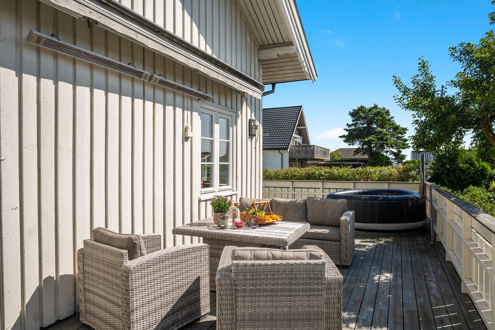 Verandaen har god plass til en sittegruppe og det er både montert markise og varmelamper. Galleribilde