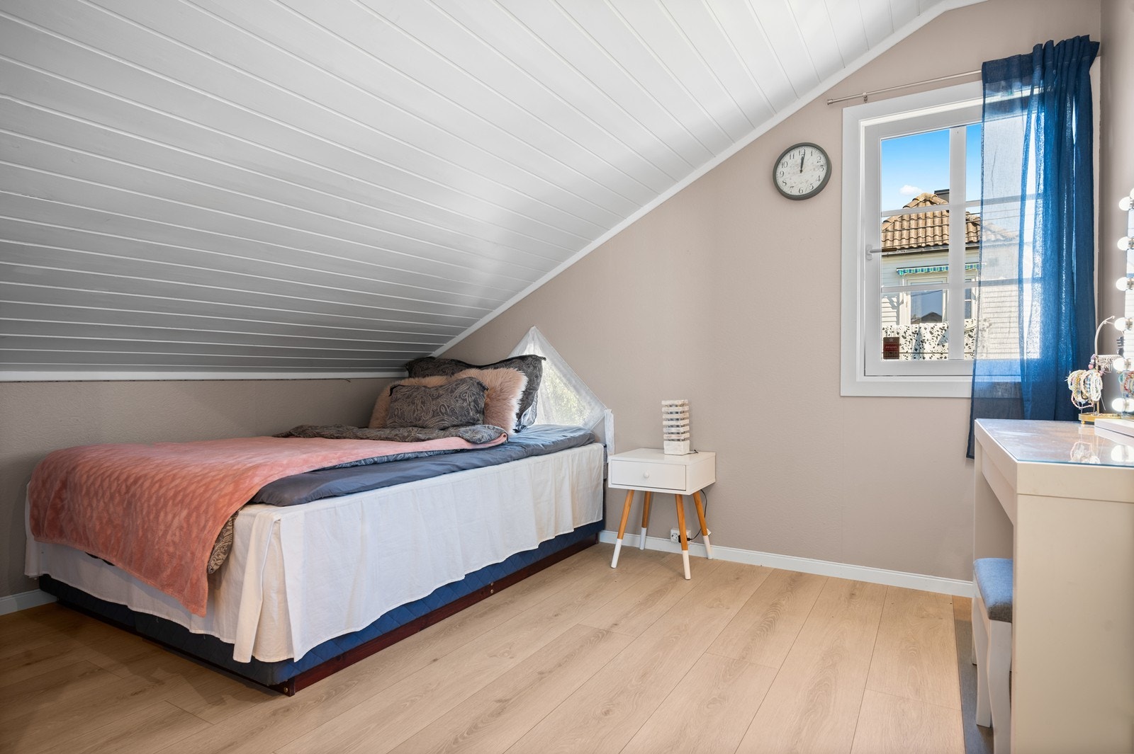 Soverommene har plass til seng, skrivepult og oppbevaring. Galleribilde