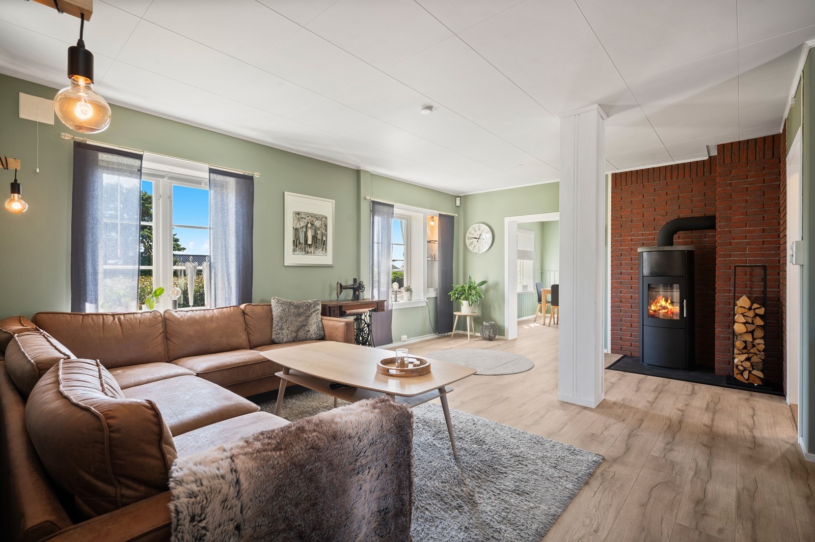 Den romslige stuen har plass til flere soner og ble pusset opp i 2022. Galleribilde