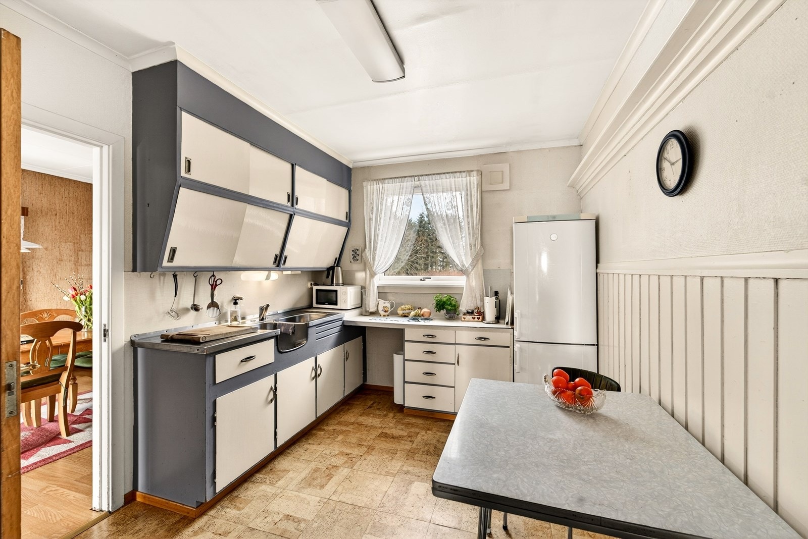 Eldre kjøkken med benkeplass og plass til spisebord. Kjøleskap og komfyr medfølger. Galleribilde