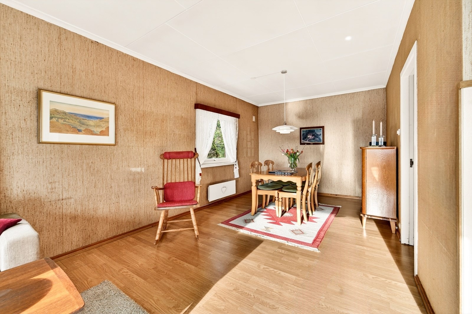 Stuens utforming gir rom for møblering i soner. Galleribilde