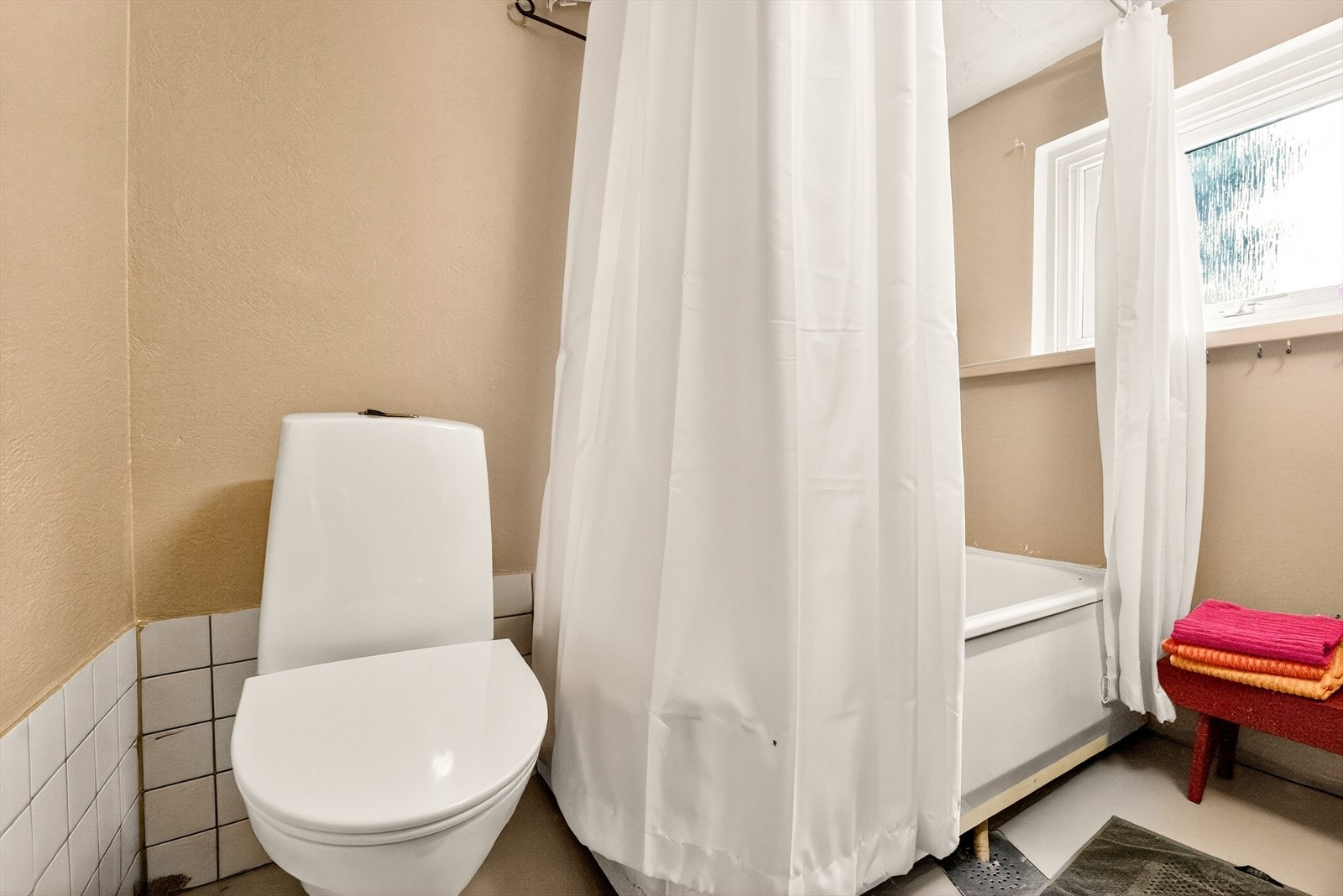 Bad i 1. etasje med toalett og badekar. Galleribilde