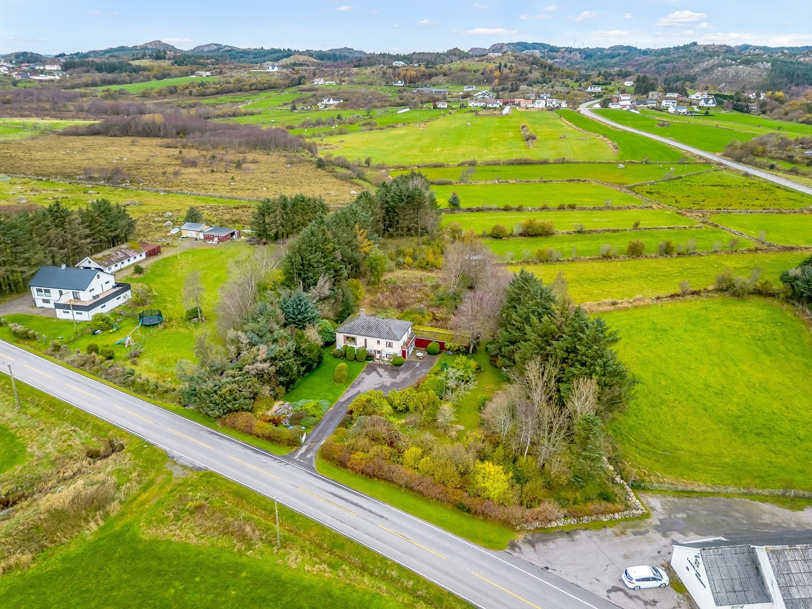 Eiendommen ligger i landlig område bestående av spredt boligbebyggelse og gårdsbruk. Galleribilde