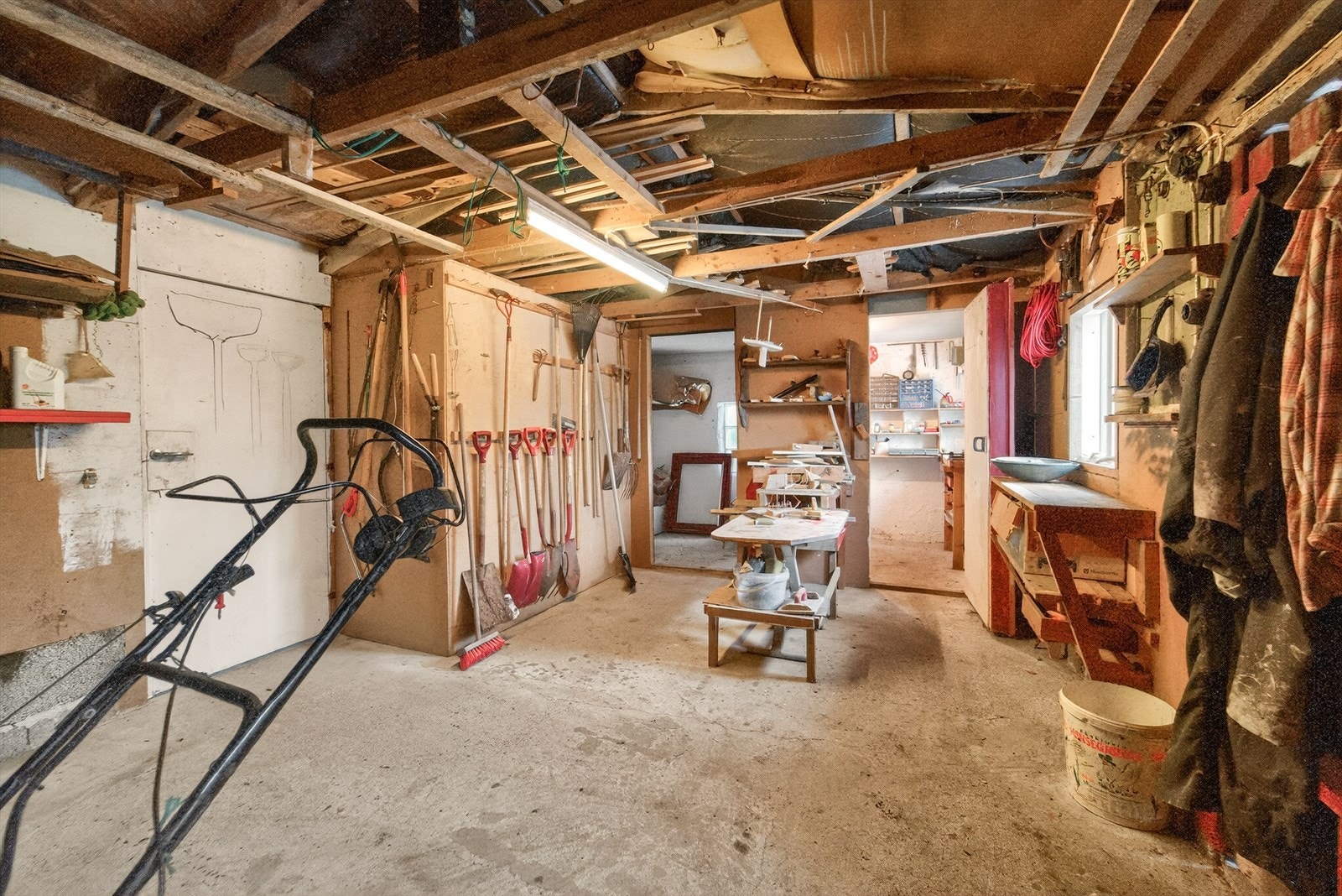 Garasje - med mye lagringsplass. Galleribilde