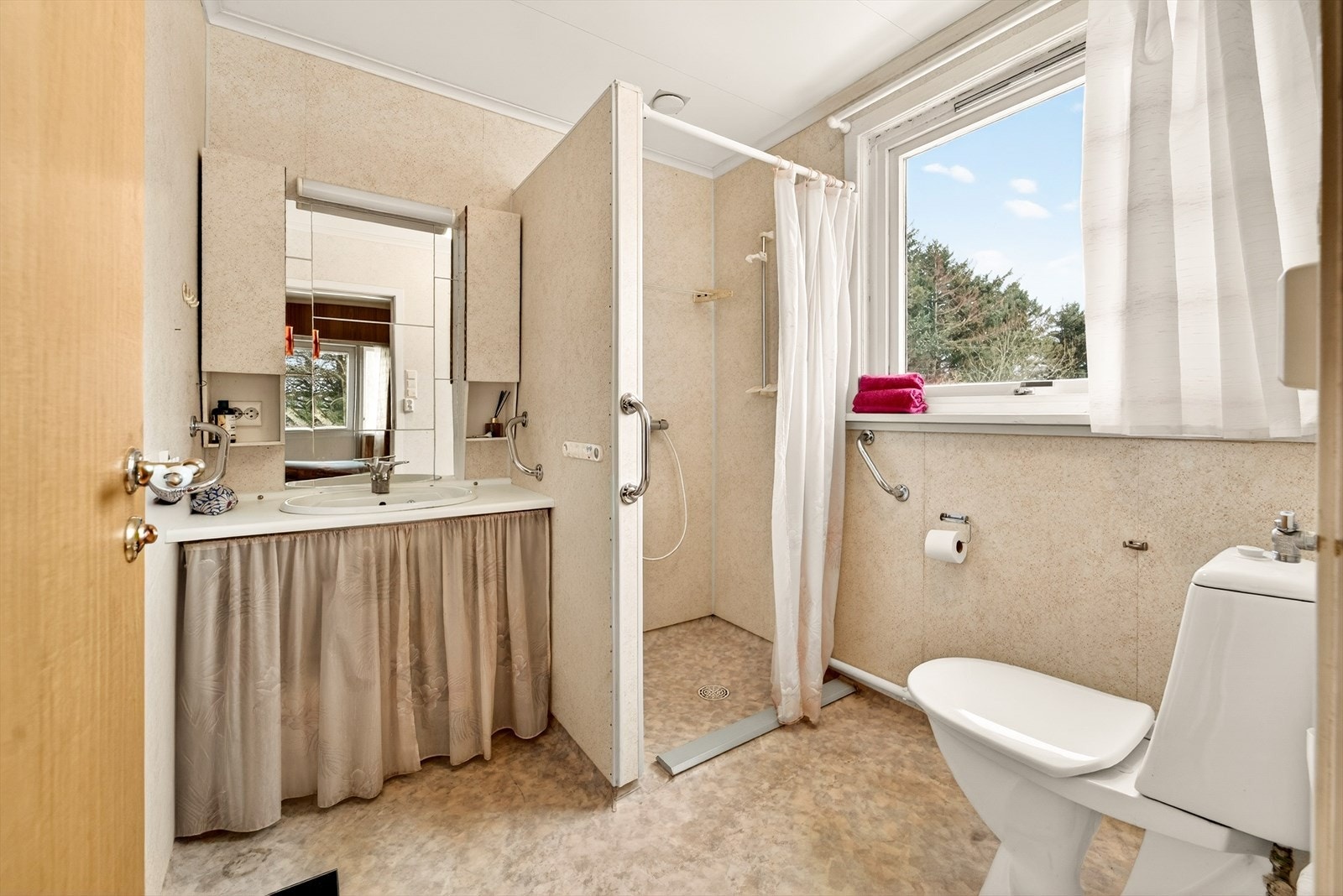 Badet ble installert på tidlig 1990-tallet, det er belegg på gulv og våtromsplater på vegg. Galleribilde