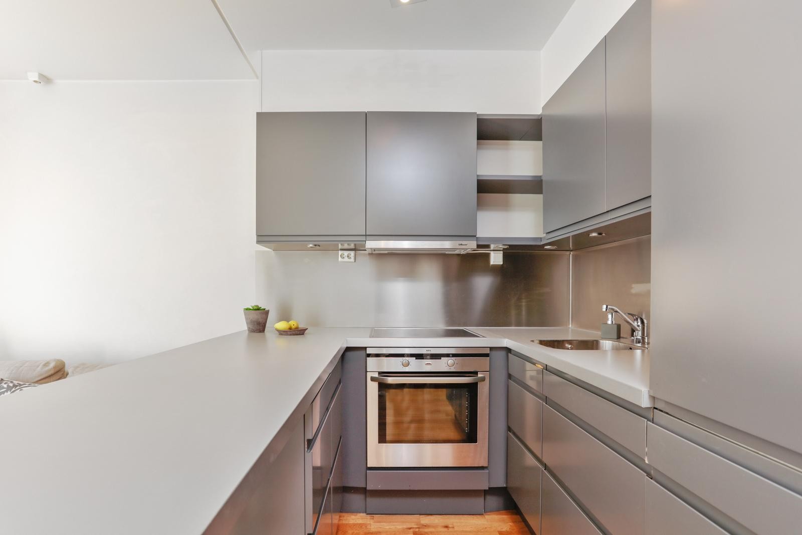 Kjøkken - Integrerte hvitevarer følger med (kombiskap, komfyr, platetopp og oppvaskmaskin). Galleribilde