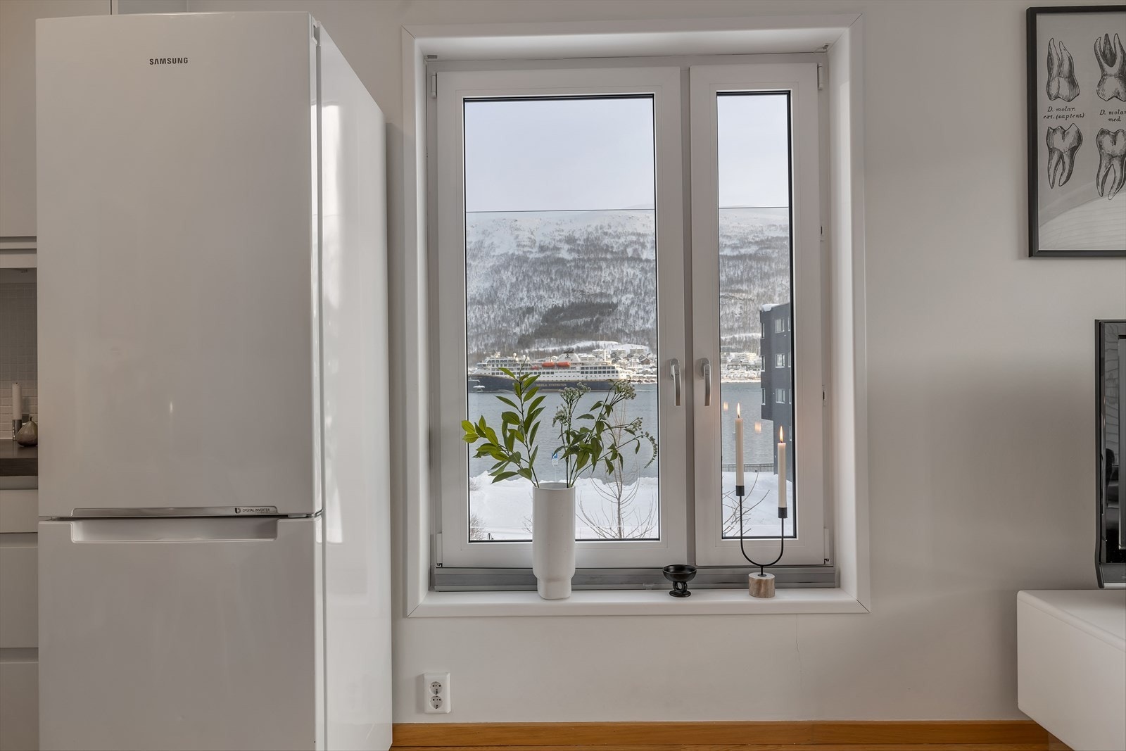 Ekstra vindu i stuen med nydelig utsikt mot sundet Galleribilde