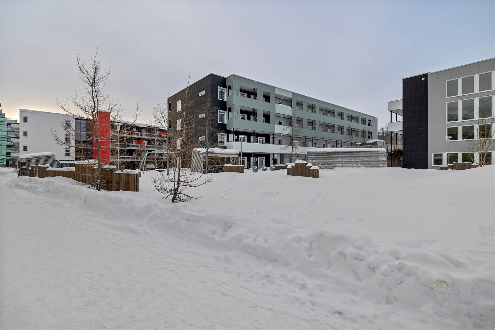 Leiligheten er beliggende på hjørnet av den sørligste blokken i Sjøsia sameiene Galleribilde