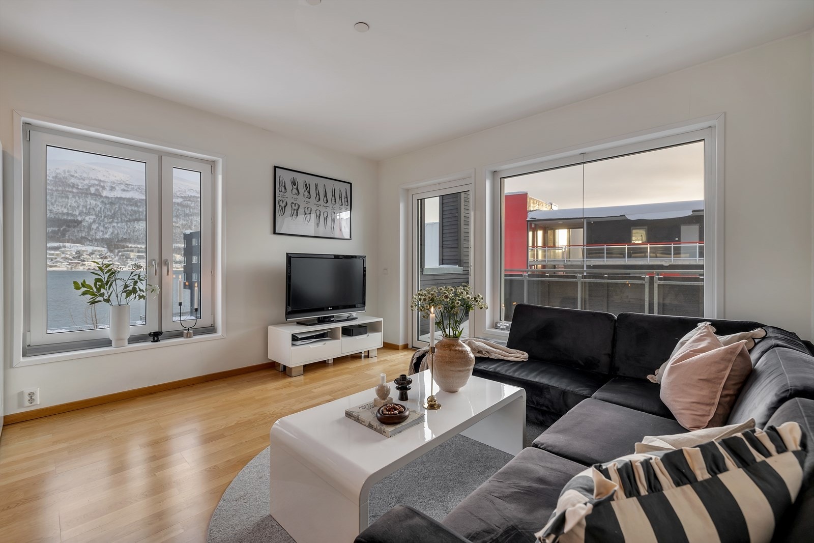 Velkommen til denne innbydende og flotte selveierleiligheten nært sentrum. Presentert av Eiendomsmegler Christoffer Ryan Galleribilde