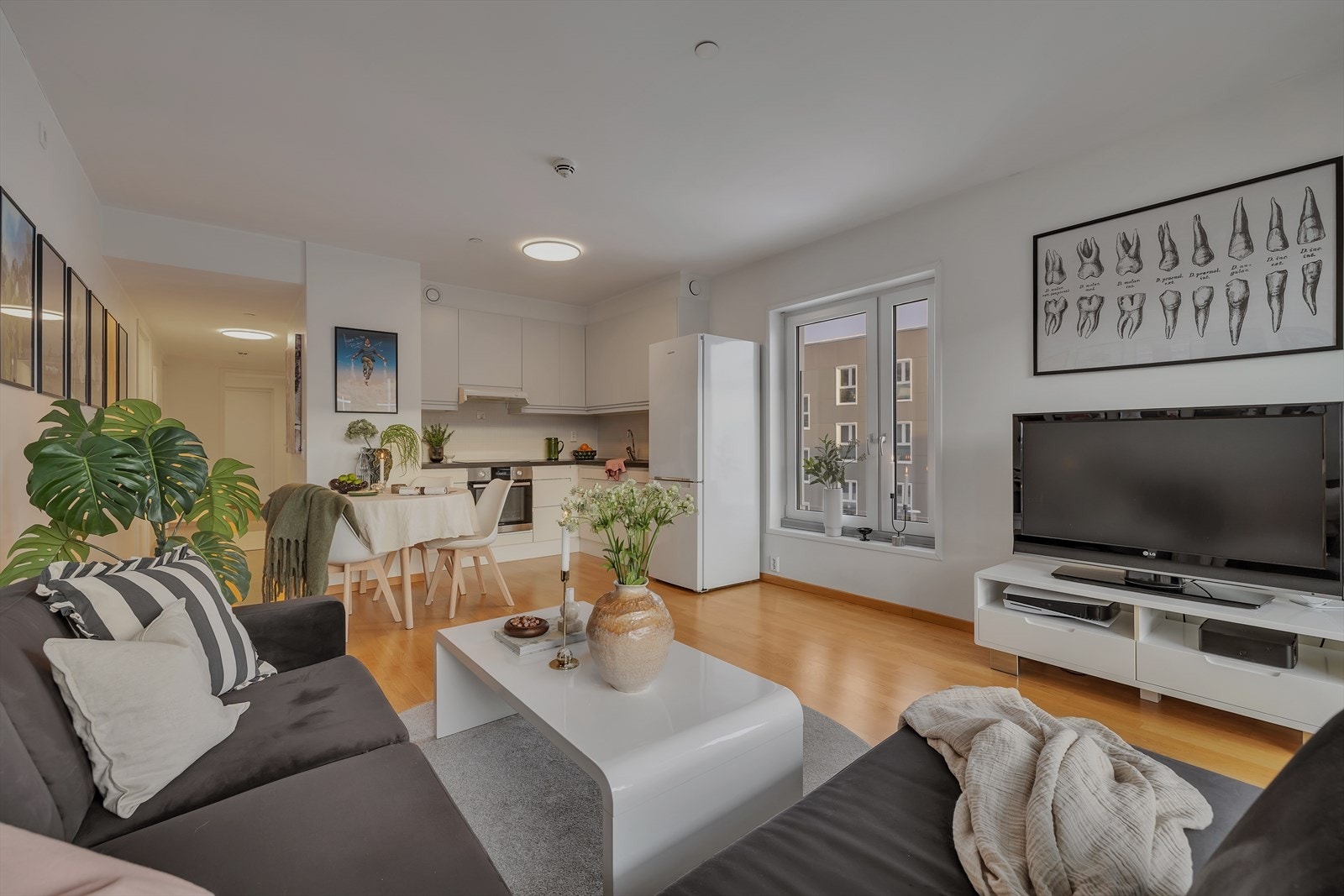 Innbydende stue med god plass til møbler Galleribilde