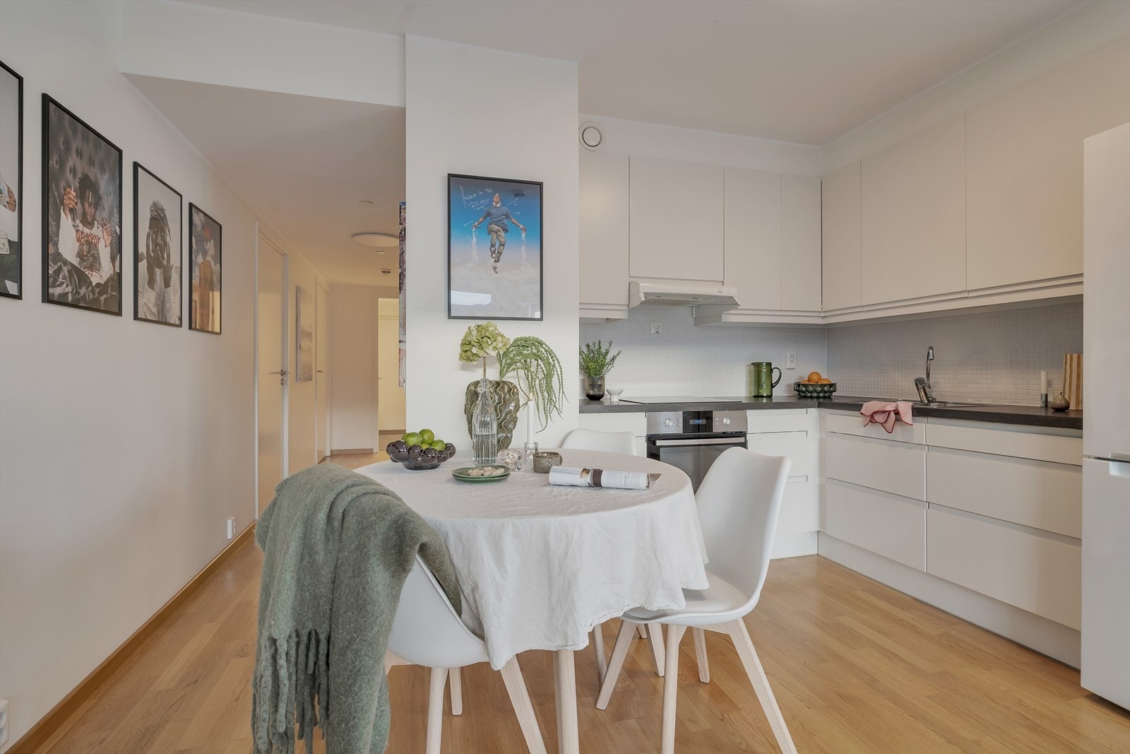 Innbydende og praktisk kjøkken med god benke- og oppbevaringsplass Galleribilde