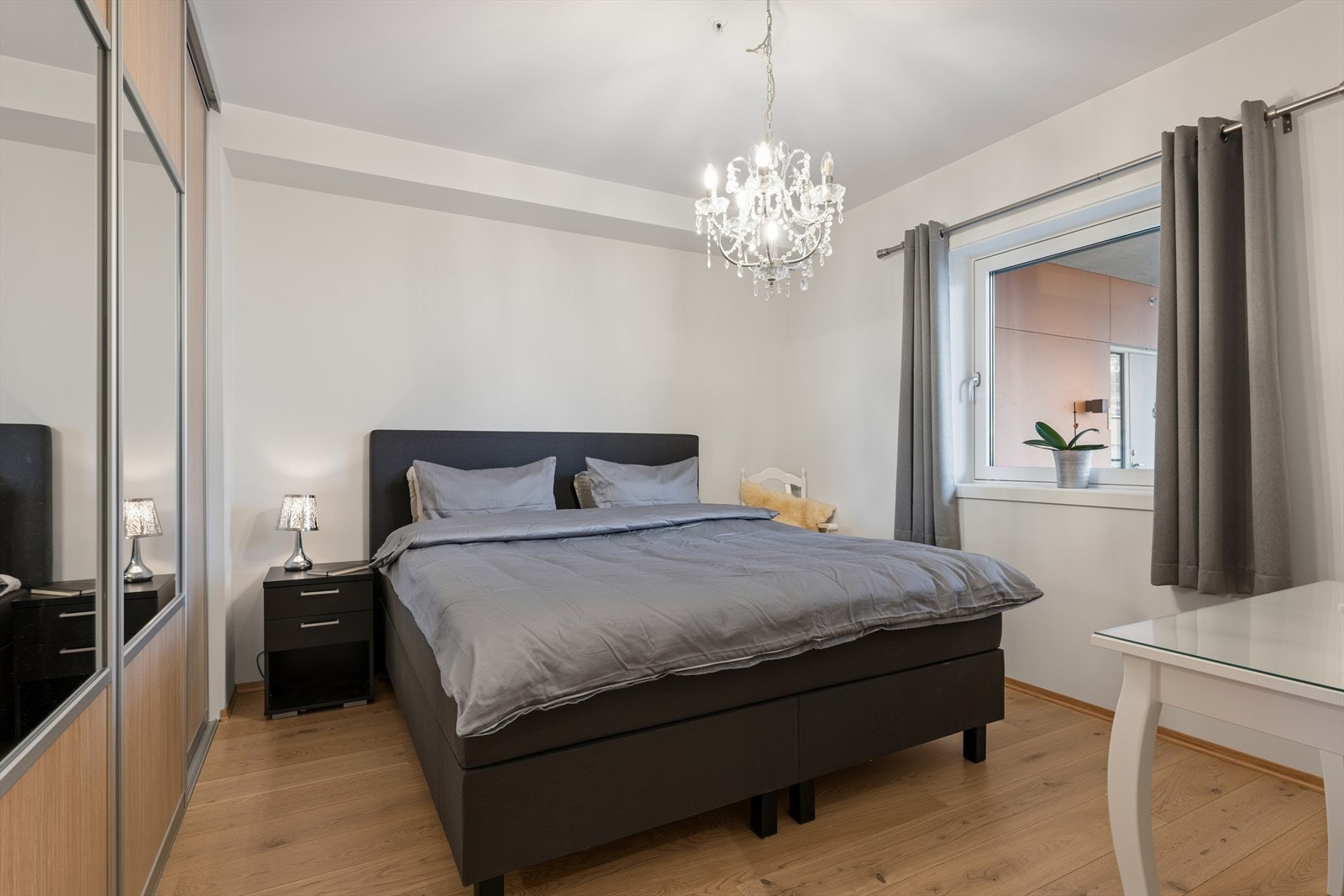 Romslig hovedsoverom med god plass for dobbeltseng og nattbord. Galleribilde